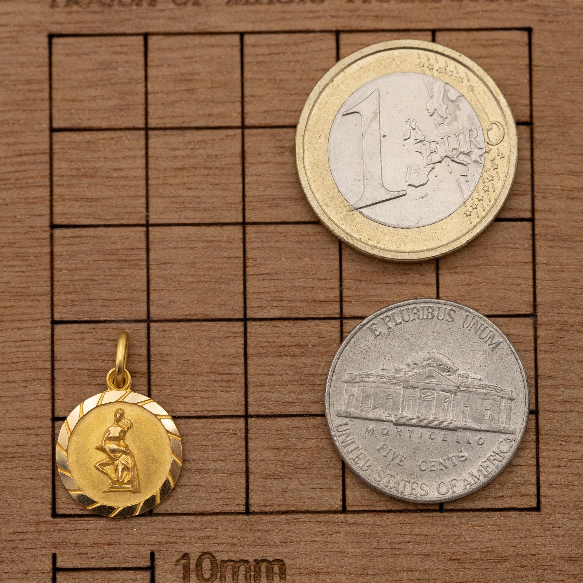 Small 18K Vintage zodiac charm - Aquarius - 18 karat solid yellow gold Star sign 1