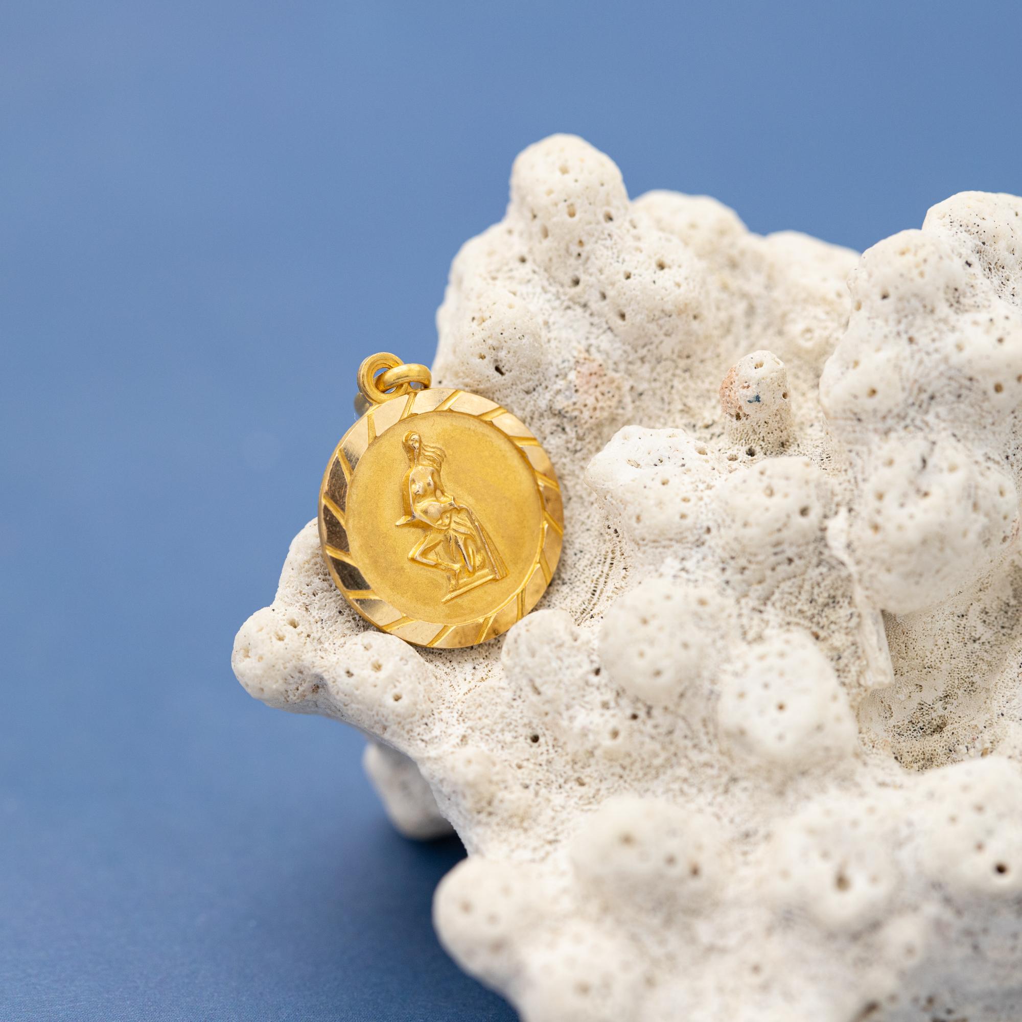 Small 18K Vintage zodiac charm - Aquarius - 18 karat solid yellow gold Star sign 2