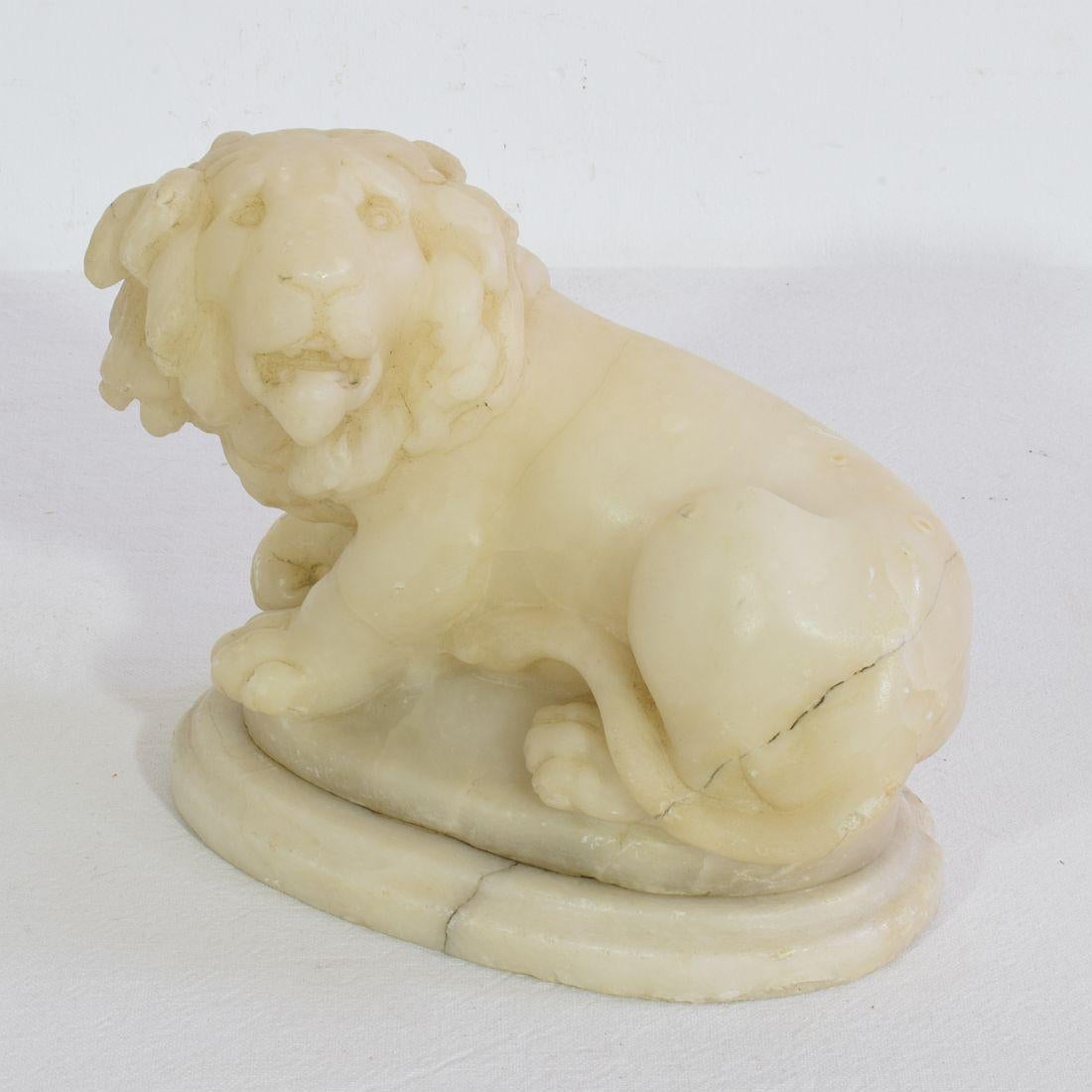 Small 18th-19th Century French Carved Alabaster Lion In Good Condition In Buisson, FR