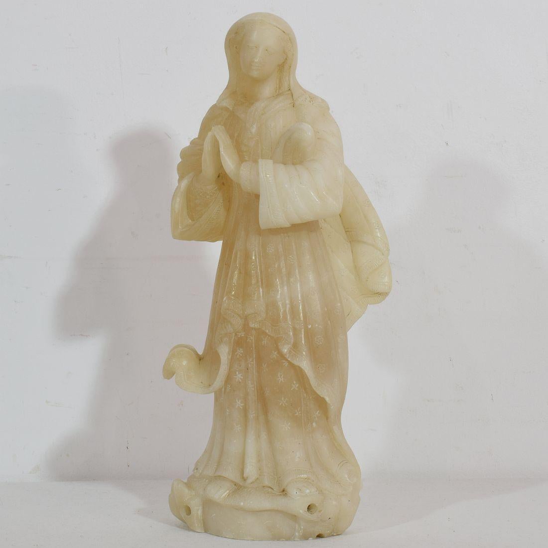 Small 18th-19th Century French Carved Alabaster Madonna In Good Condition In Buisson, FR
