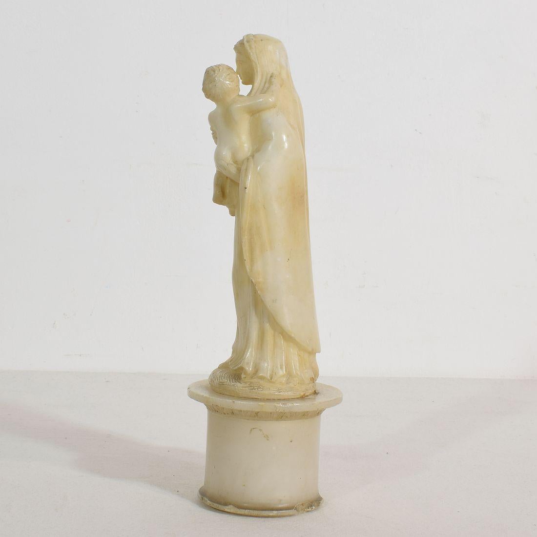 Small 18th-19th Century French Carved Alabaster Madonna with Child In Good Condition In Buisson, FR