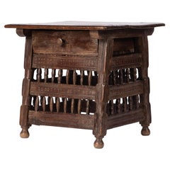 Pequeña mesa rústica del norte de España del s. XVIII con cajón, intrincadamente tallada a mano