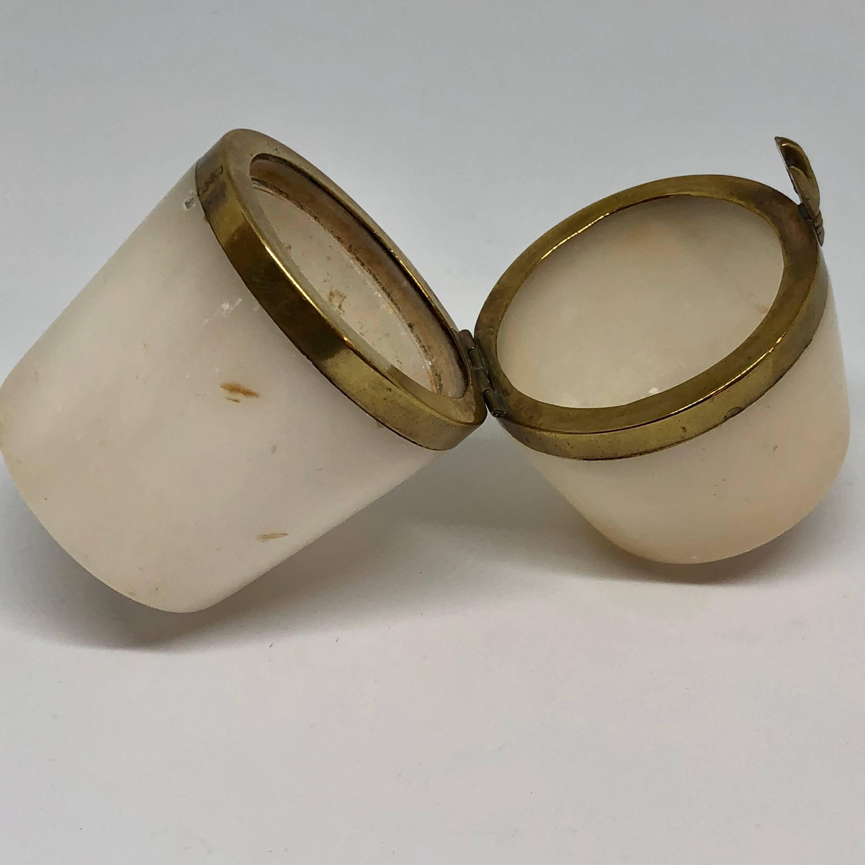 Petite boîte à bijoux en forme de tonneau en albâtre du 18ème siècle avec décoration de mains en laiton en vente 5
