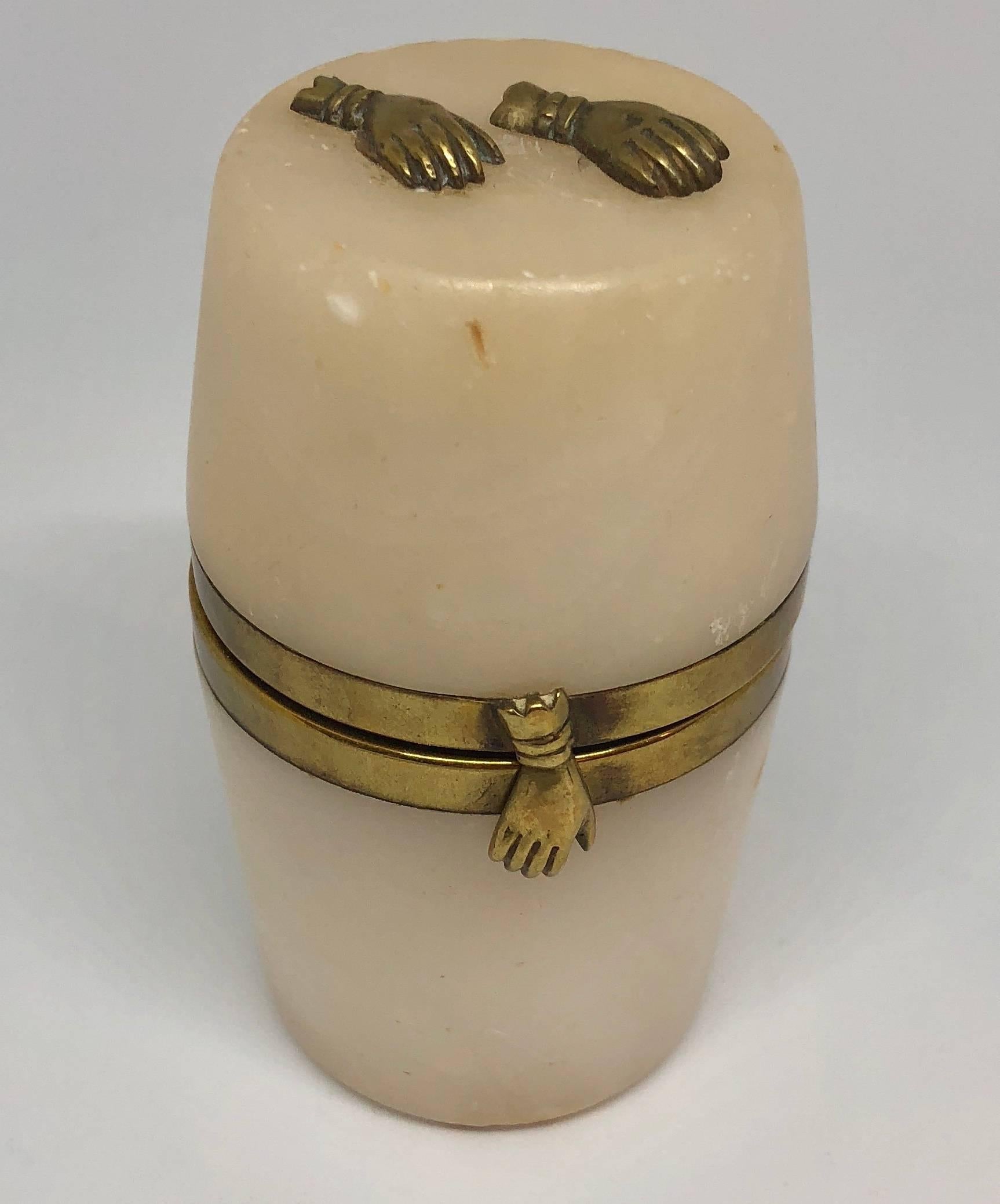 Victorien Petite boîte à bijoux en forme de tonneau en albâtre du 18ème siècle avec décoration de mains en laiton en vente