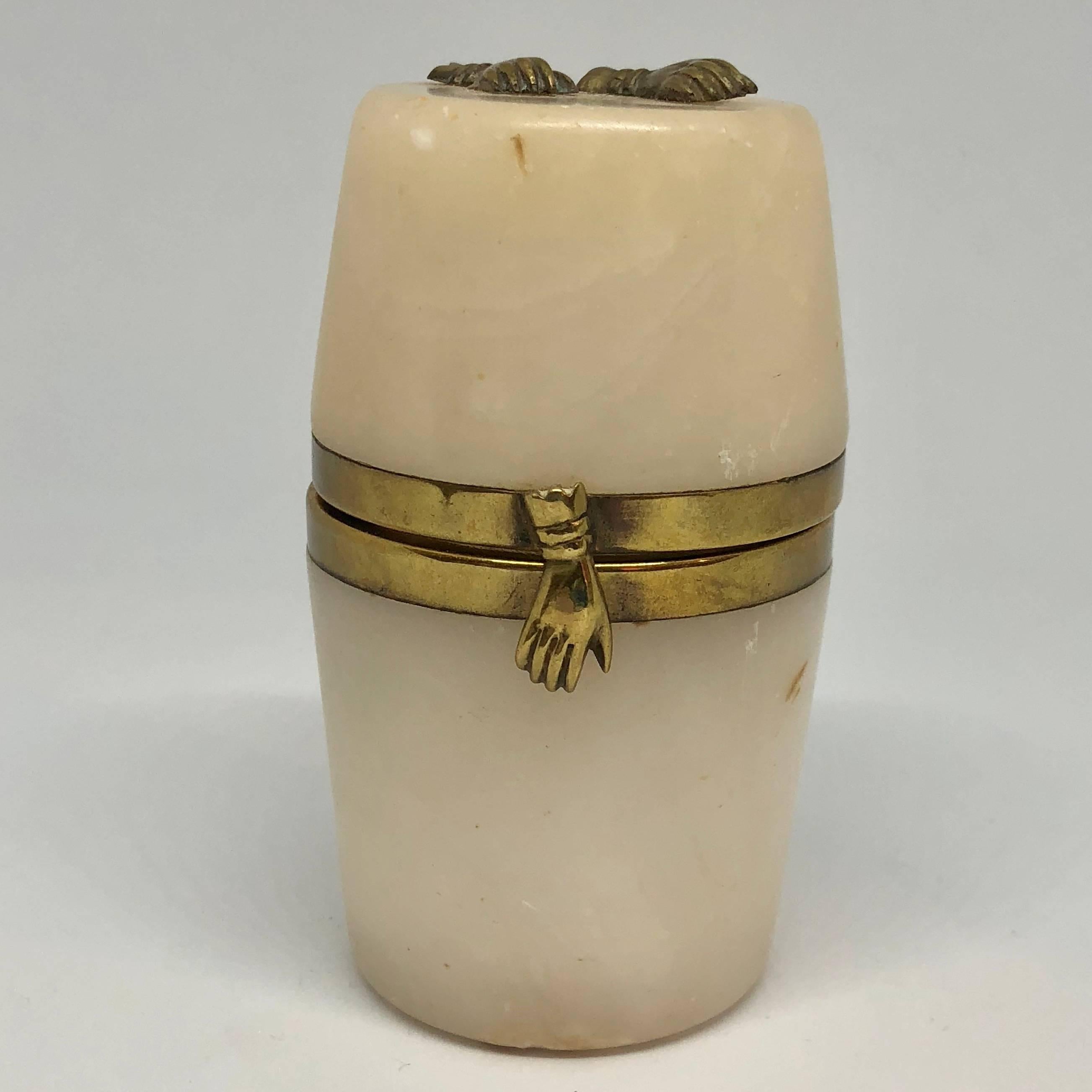 Petite boîte à bijoux du 18e siècle en forme de tonneau en albâtre avec décor de mains en laiton.