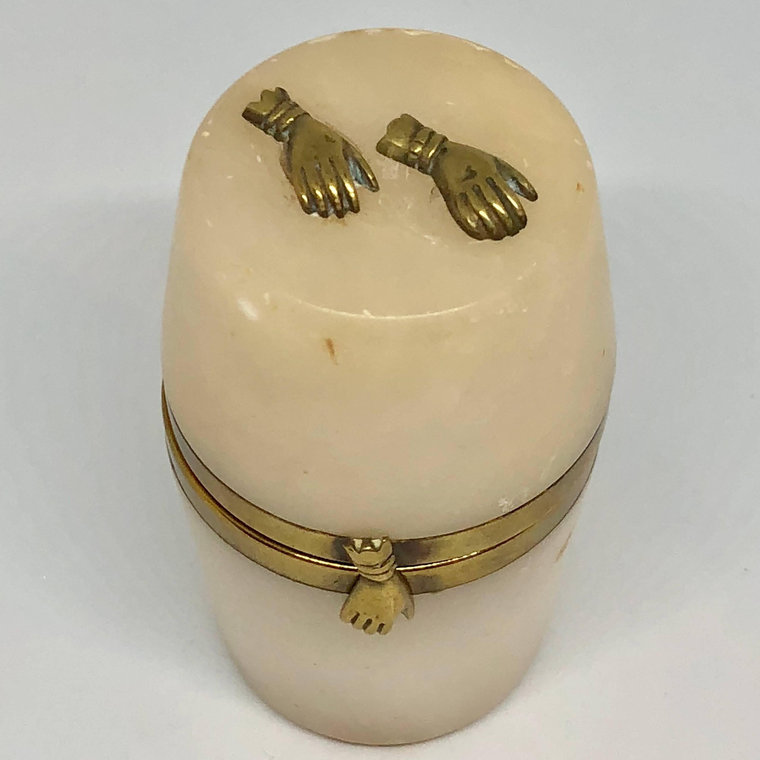 Européen Petite boîte à bijoux en forme de tonneau en albâtre du 18ème siècle avec décoration de mains en laiton en vente