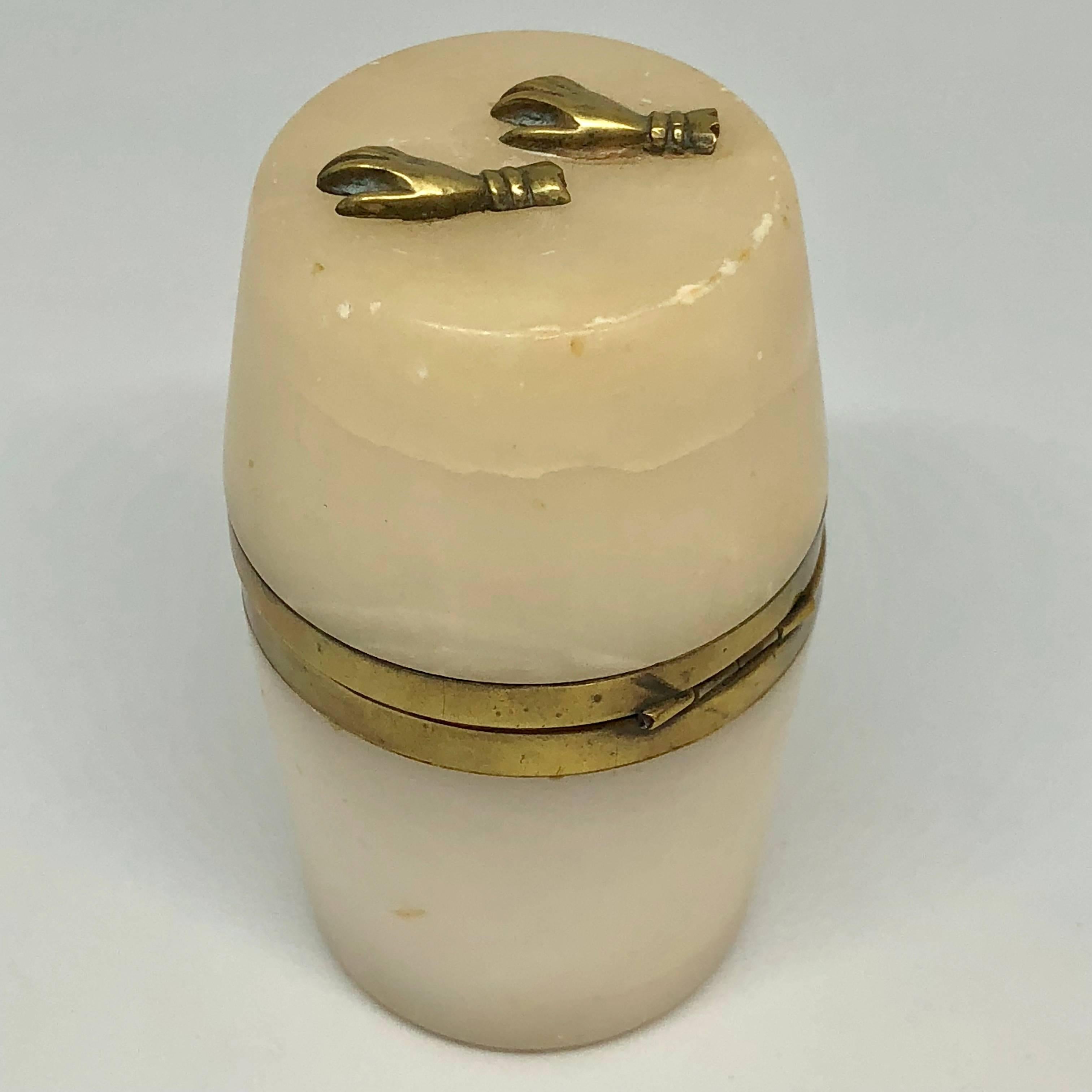 Fait main Petite boîte à bijoux en forme de tonneau en albâtre du 18ème siècle avec décoration de mains en laiton en vente