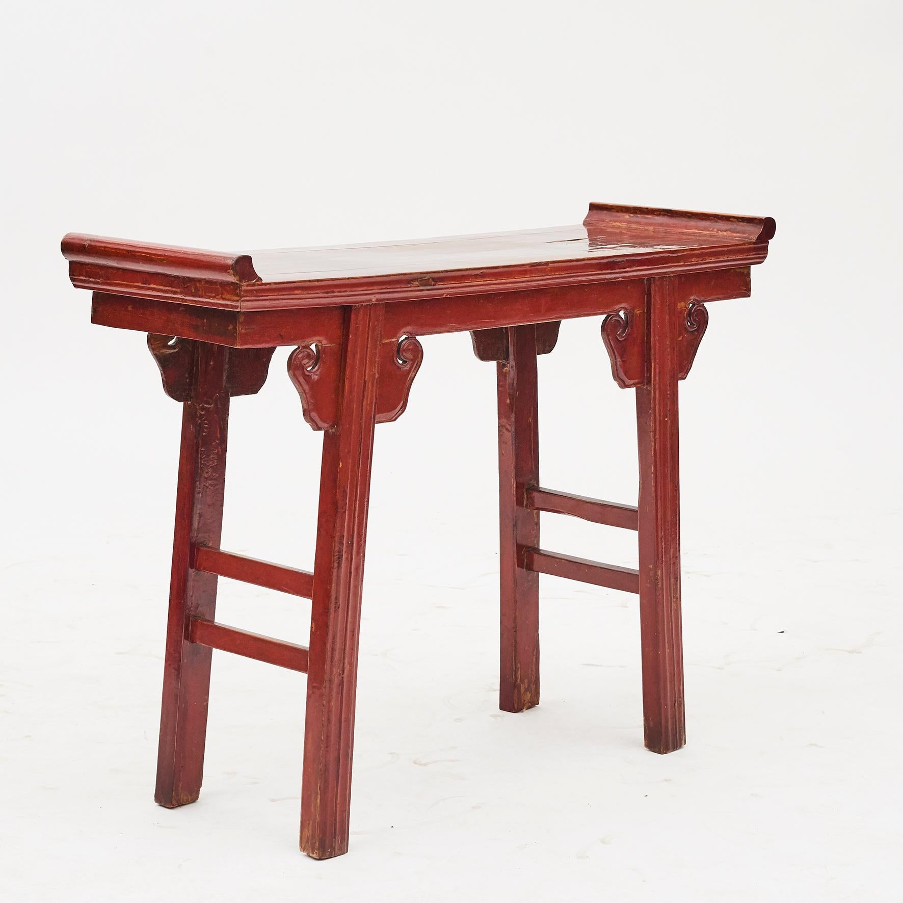 Kleiner Altar / Abendmahlstisch aus Pfirsichholz aus der Provinz Zhejiang in China. Originalzustand mit rotem Lack mit altersbedingter Patina.

Ming-Stil, Mitte des 19. Jahrhunderts.