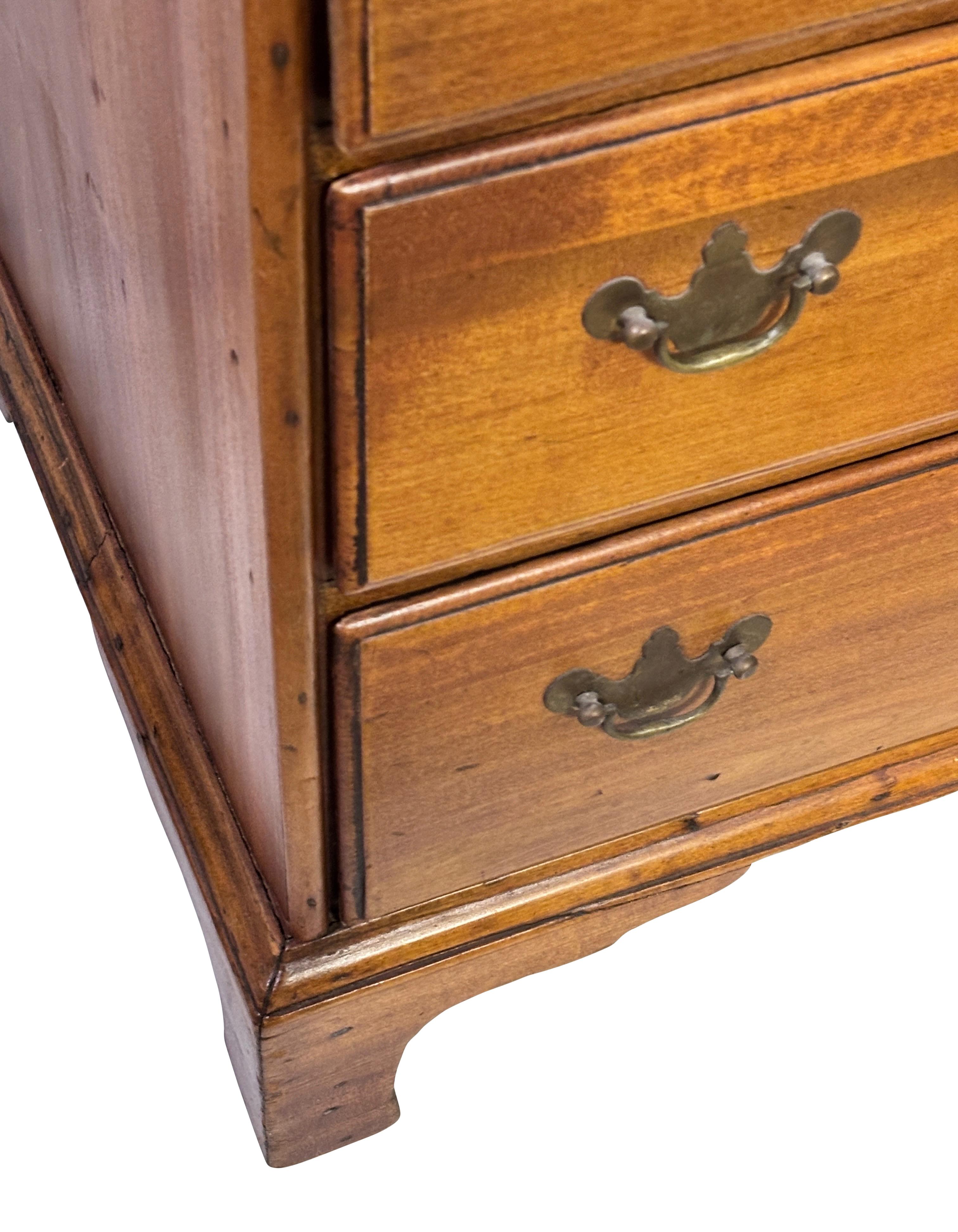 Piccola cassettiera in legno di ciliegio americano del XVIII secolo in vendita 1