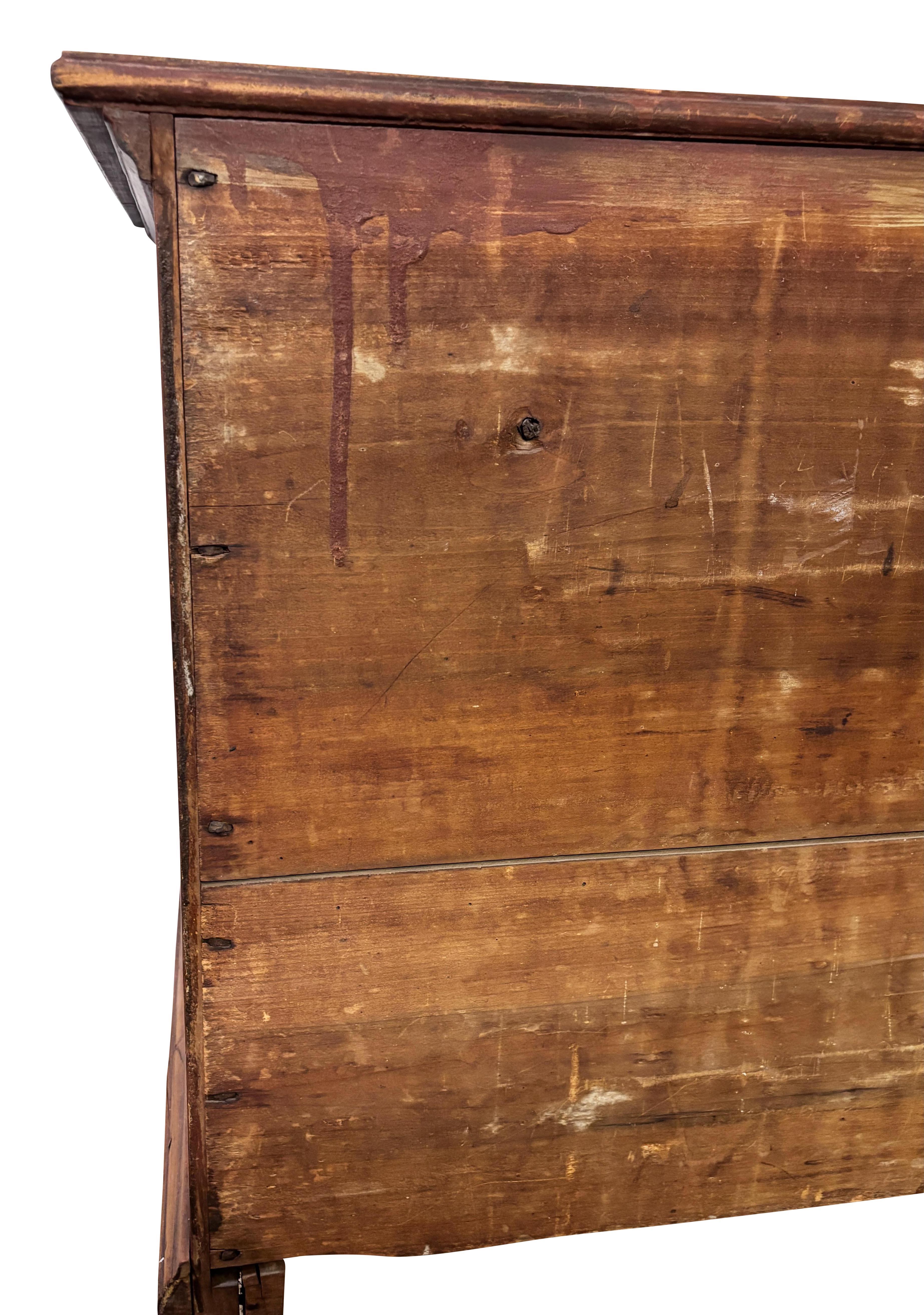 Piccola cassettiera in legno di ciliegio americano del XVIII secolo in vendita 3