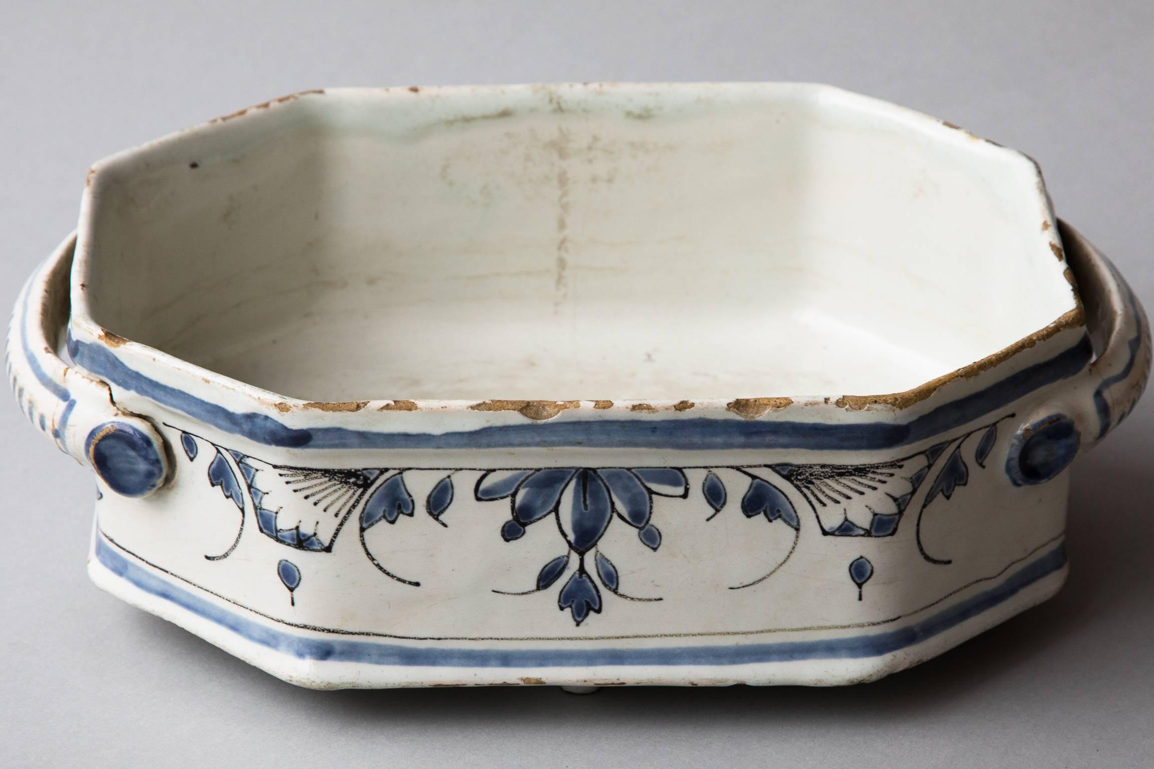 18th Century Blue and White Faience 'Bassin' or Jardiniere, France, circa 1760 In Good Condition For Sale In London, GB