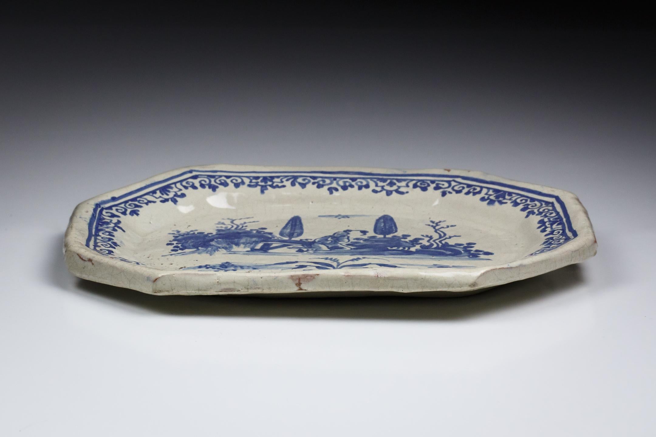 Small 18th Century Blue and White Italian Serving Dish For Sale 6