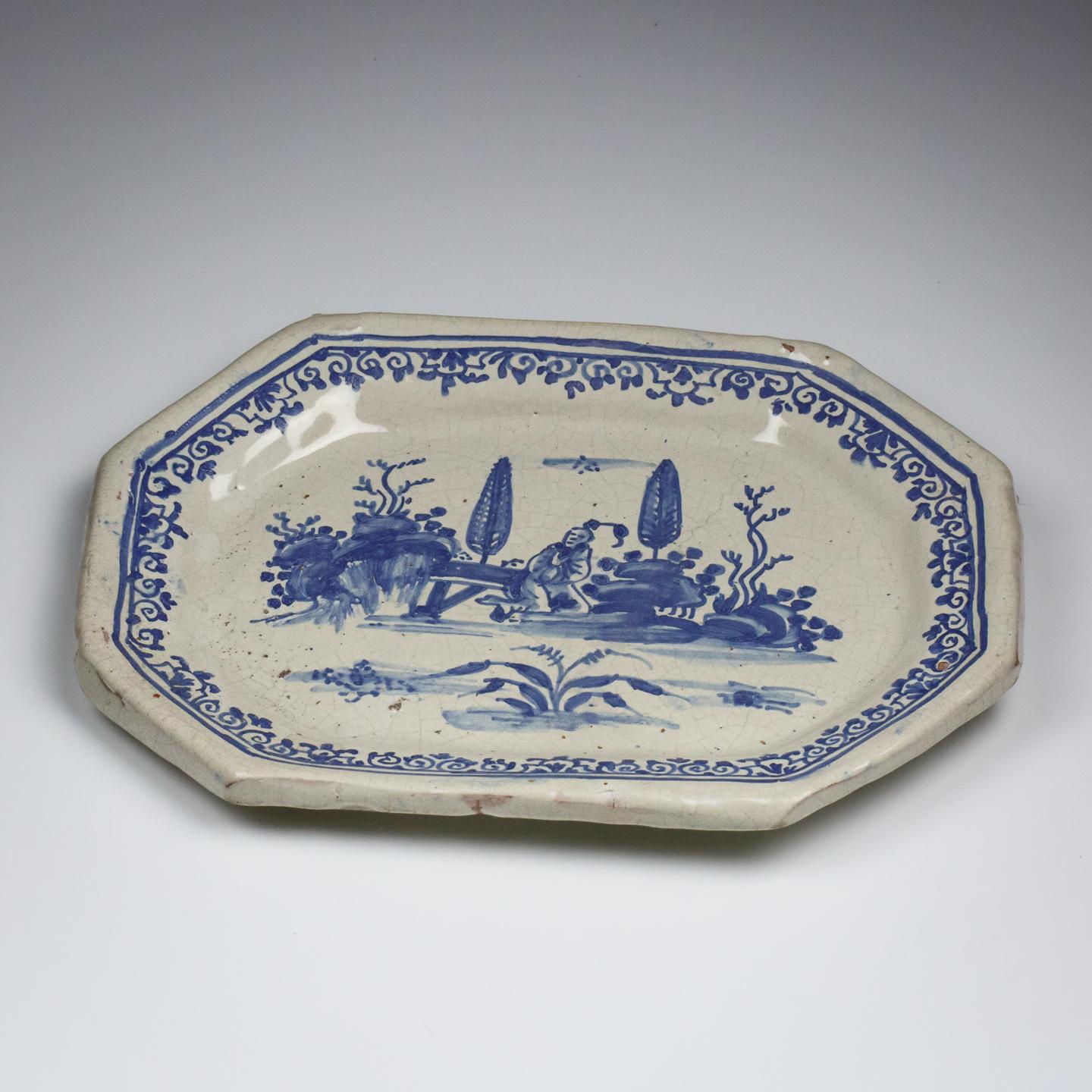 Small 18th Century Blue and White Italian Serving Dish For Sale 7