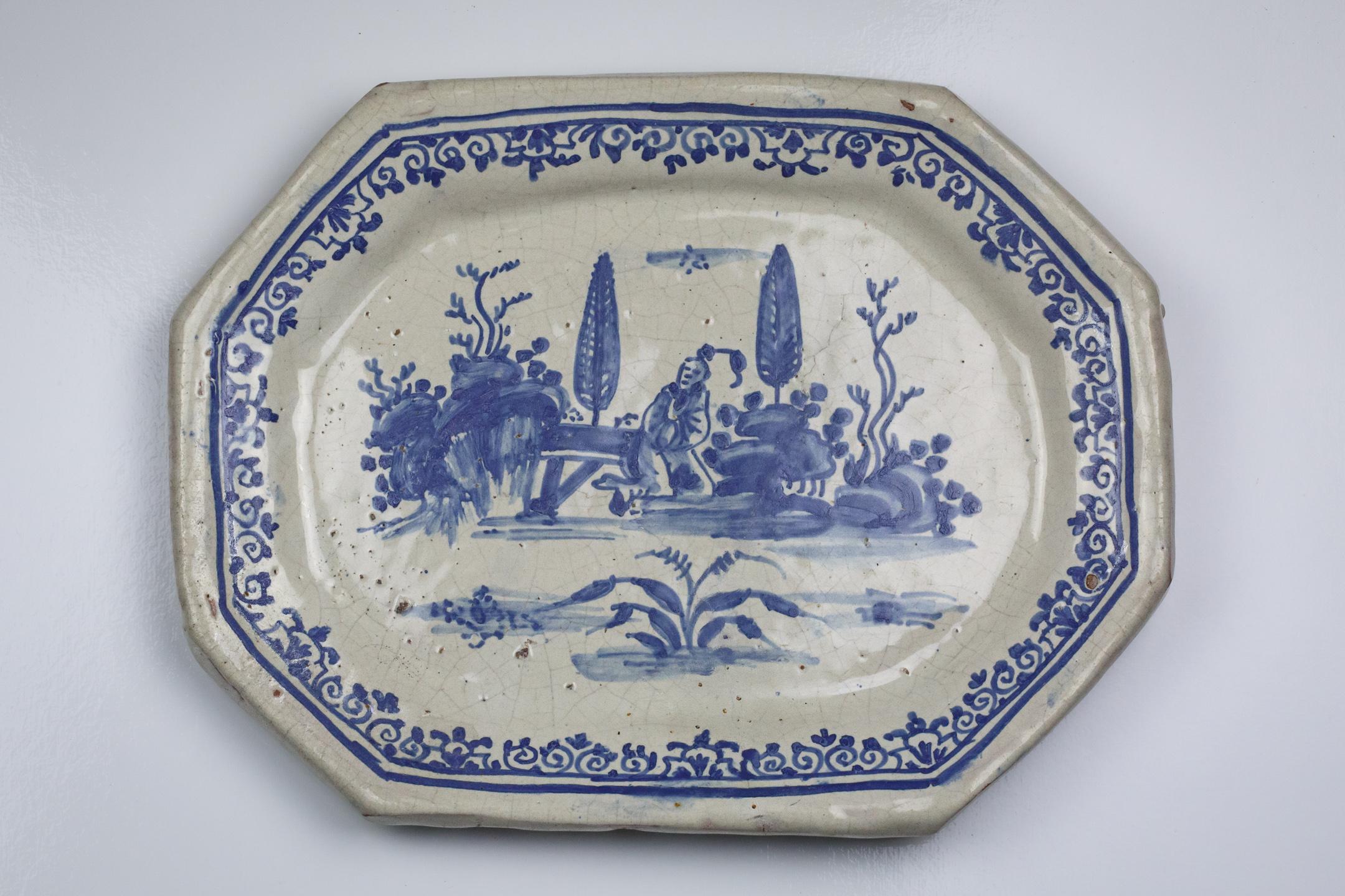Small 18th Century Blue and White Italian Serving Dish For Sale 8