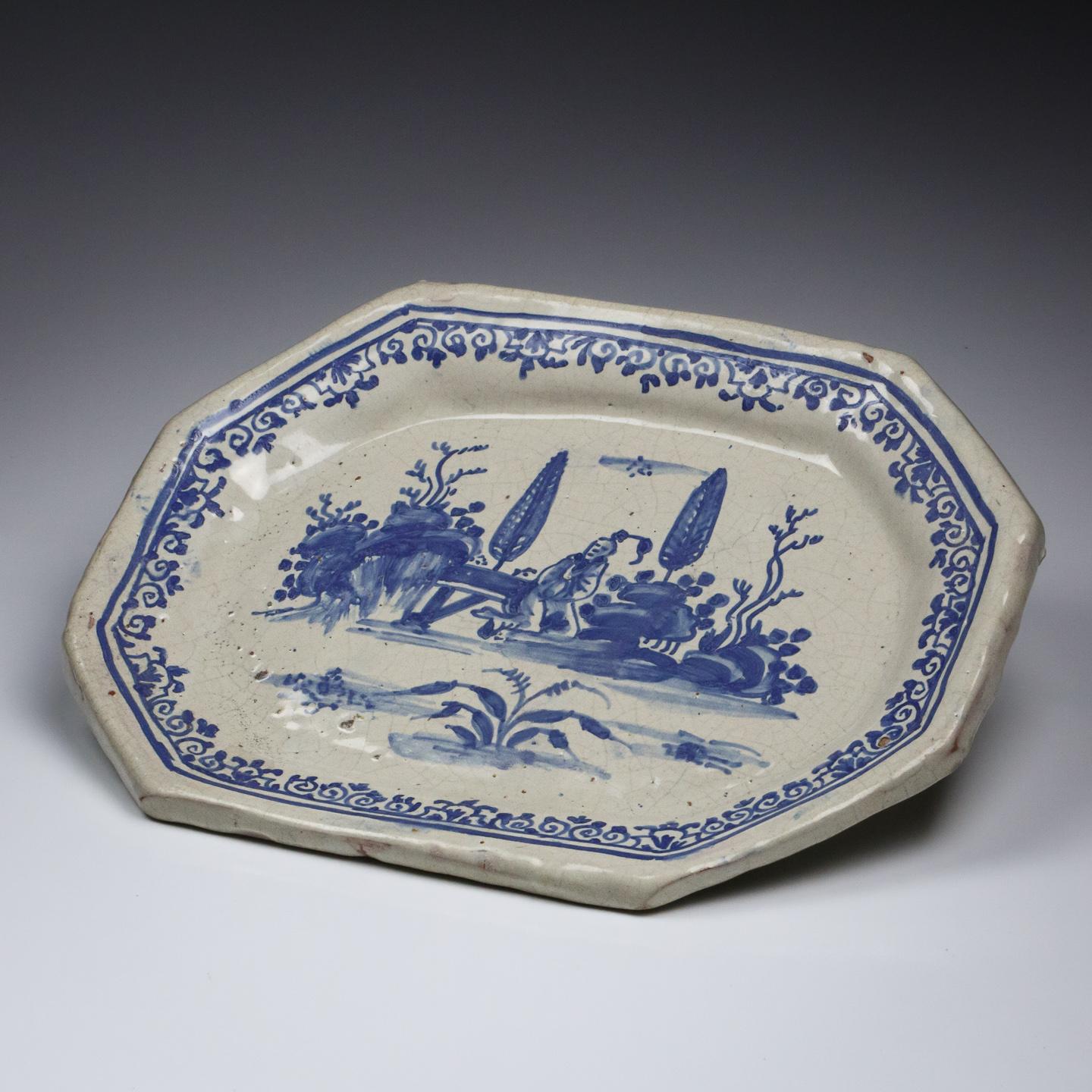 Small 18th Century Blue and White Italian Serving Dish In Fair Condition For Sale In Pease pottage, West Sussex