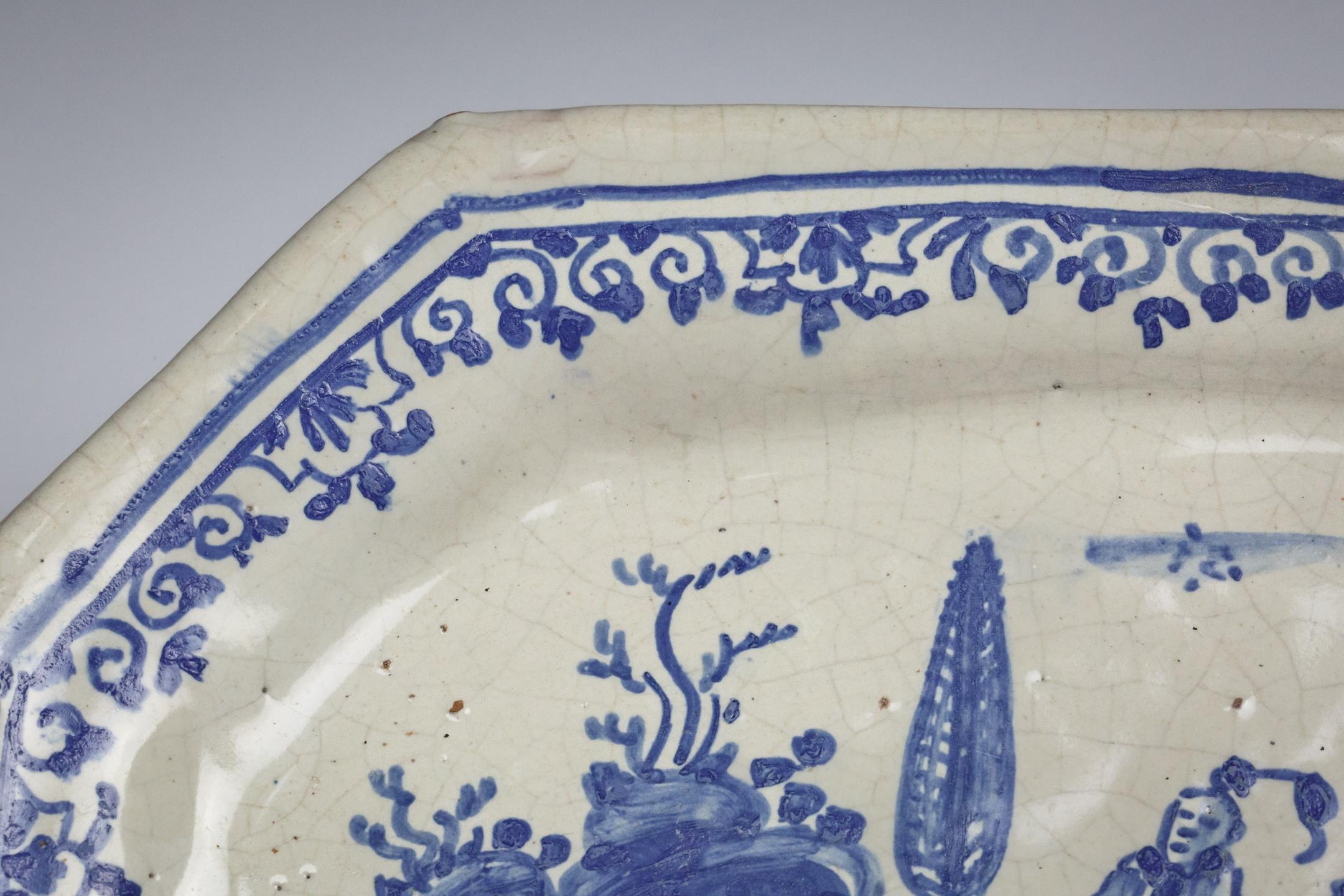 Small 18th Century Blue and White Italian Serving Dish For Sale 3