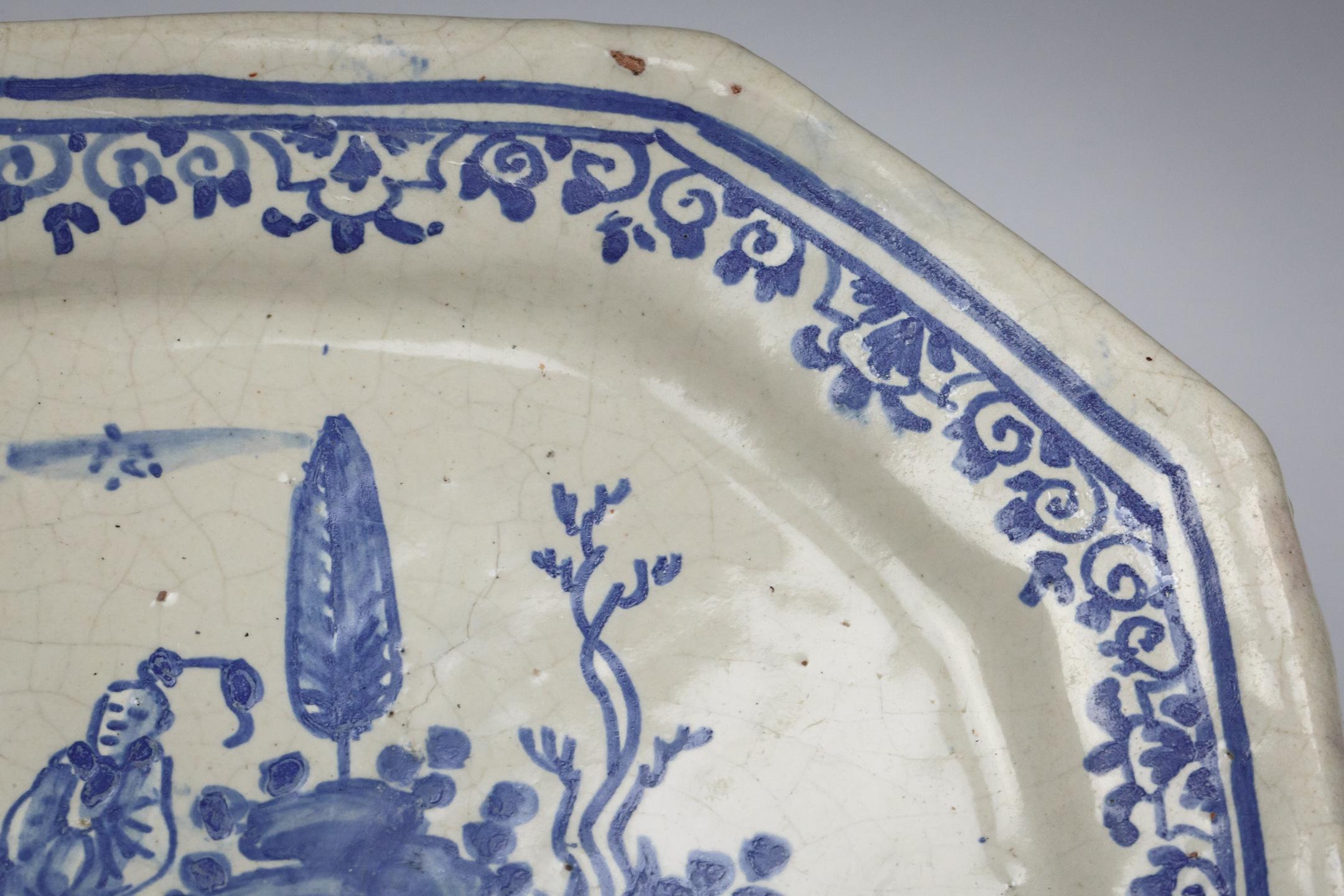 Small 18th Century Blue and White Italian Serving Dish For Sale 4