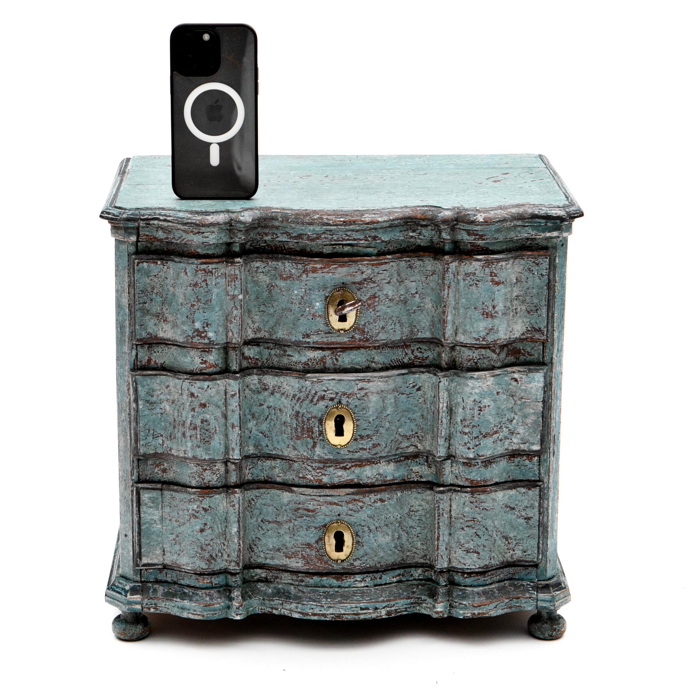 Piccola cassettiera barocca dipinta di blu con fronte a serpentina e tre cassetti, ognuno dei quali è dotato di serrature originali e ferramenta in ottone.

Splendidamente restaurato da un conservatore con una patina affascinante e
