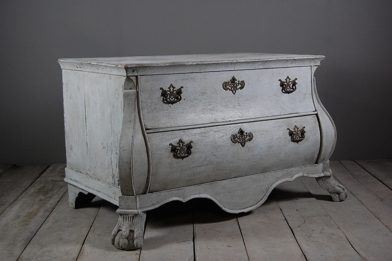 Small 18th Century Bombe Commode In Fair Condition In Pease pottage, West Sussex