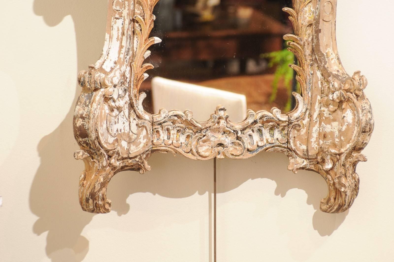 Small 18th Century Carved Wood Venetian Mirror In Distressed Condition In Atlanta, GA