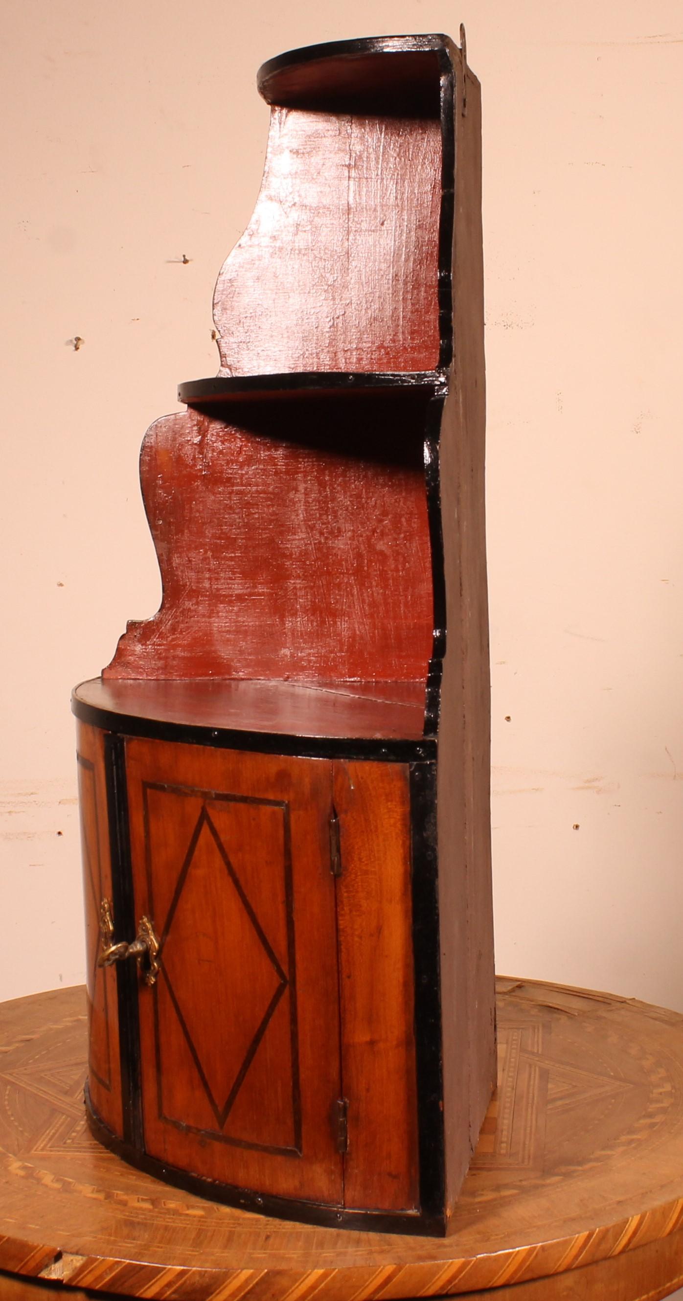 XVIIIe siècle et antérieur Petit meuble d'angle du 18ème siècle en vente
