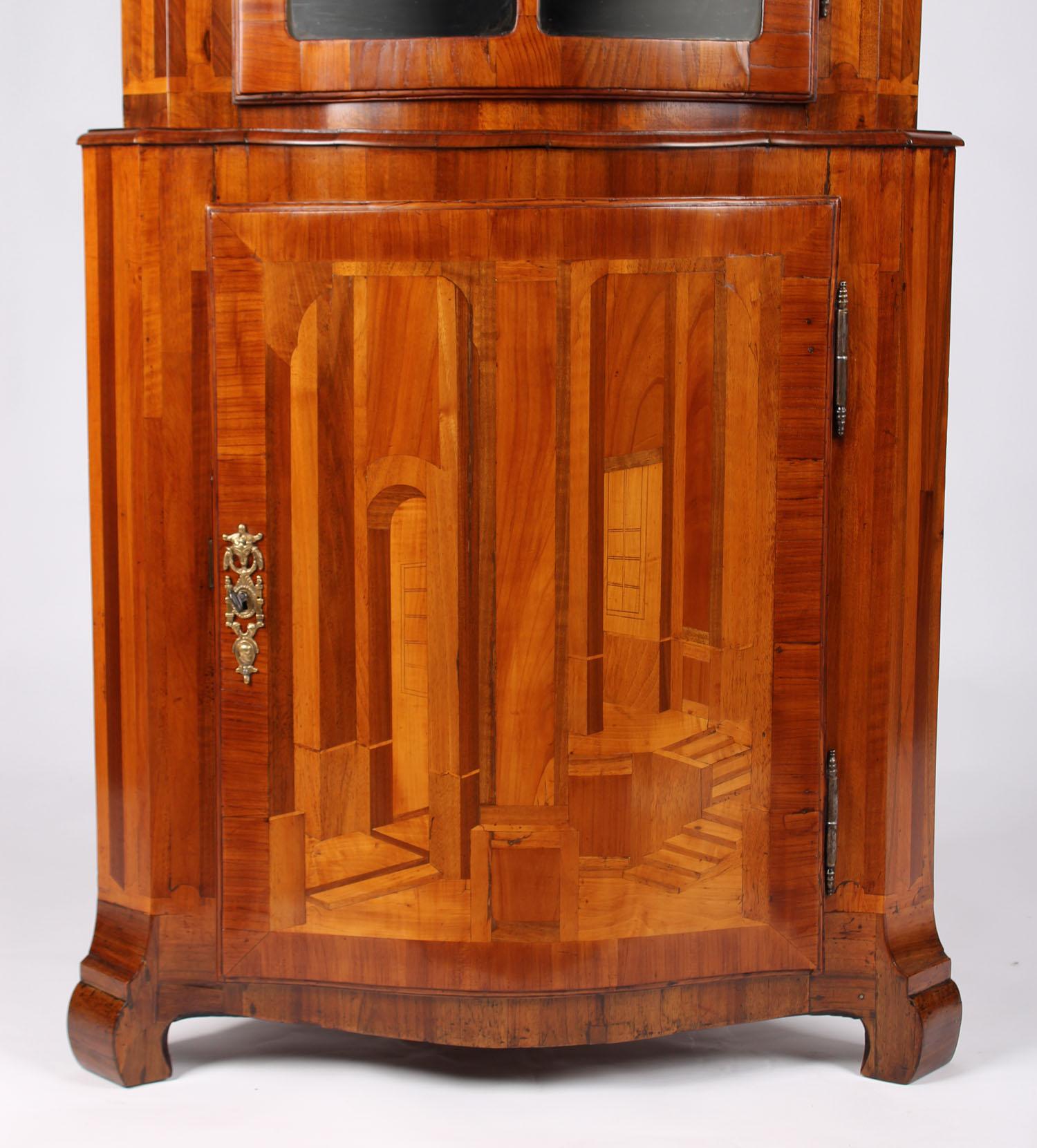 Small corner cabinet with inlays

Switzerland or Northern Italy
Walnut and others
Transition, circa 1770-1790

Dimensions: Height 165 cm, width 72 cm, depth of thigh 52 cm


Small corner cabinet standing on curved, slightly flared feet in