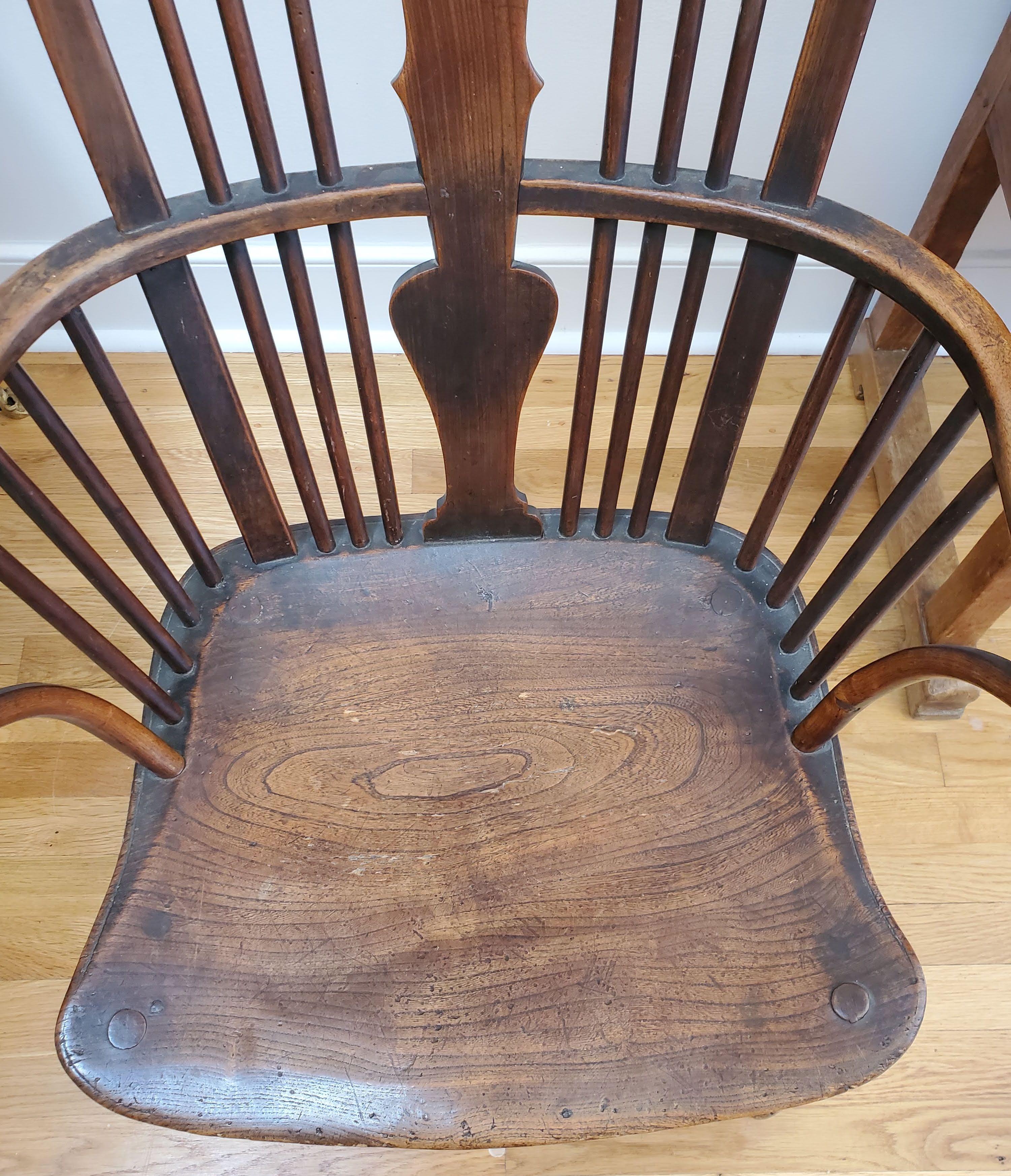 Petit fauteuil Windsor anglais du 18ème siècle à dossier à peigne en orme, frêne et noyer 5