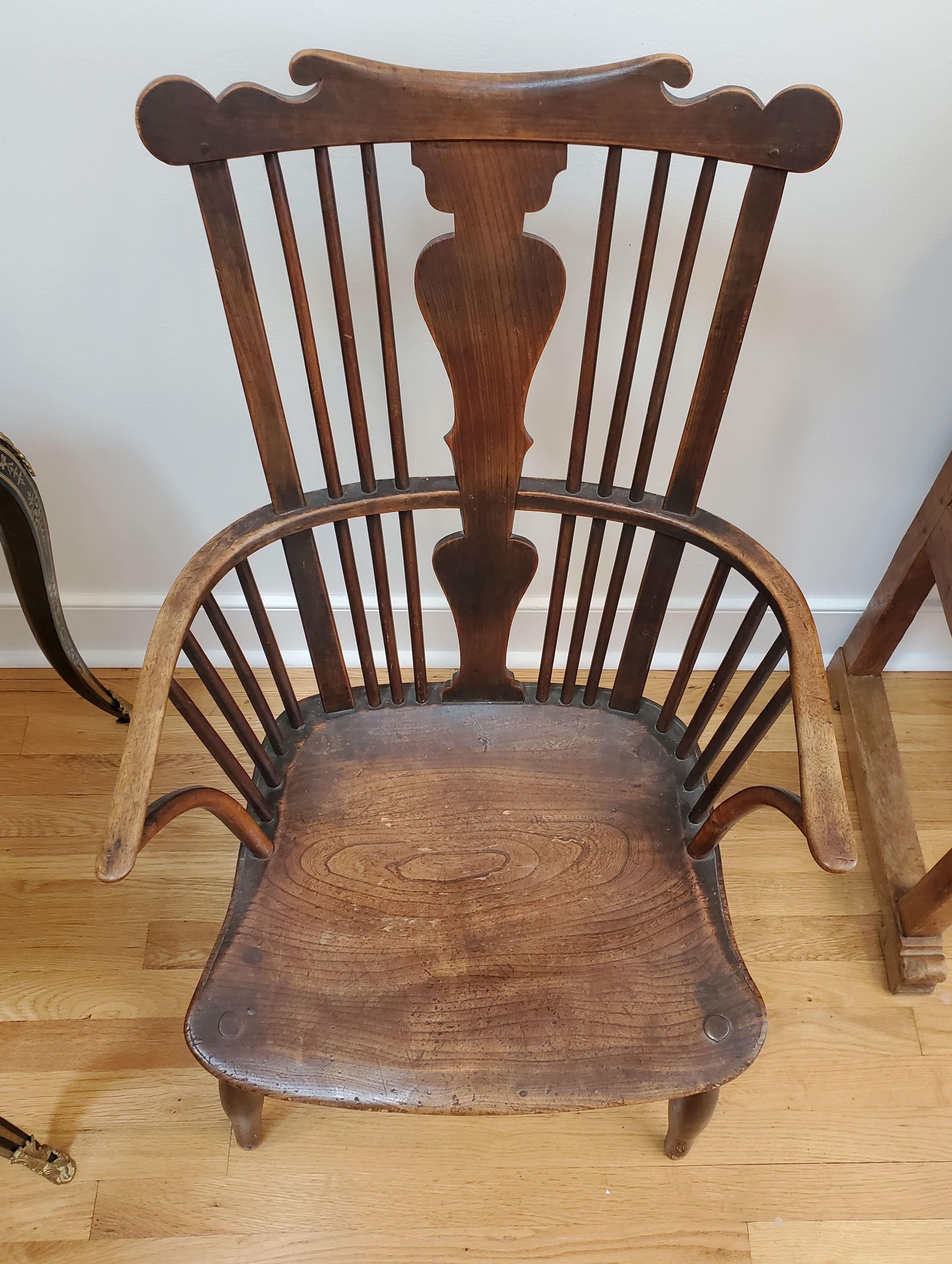 Anglais Petit fauteuil Windsor anglais du 18ème siècle à dossier à peigne en orme, frêne et noyer