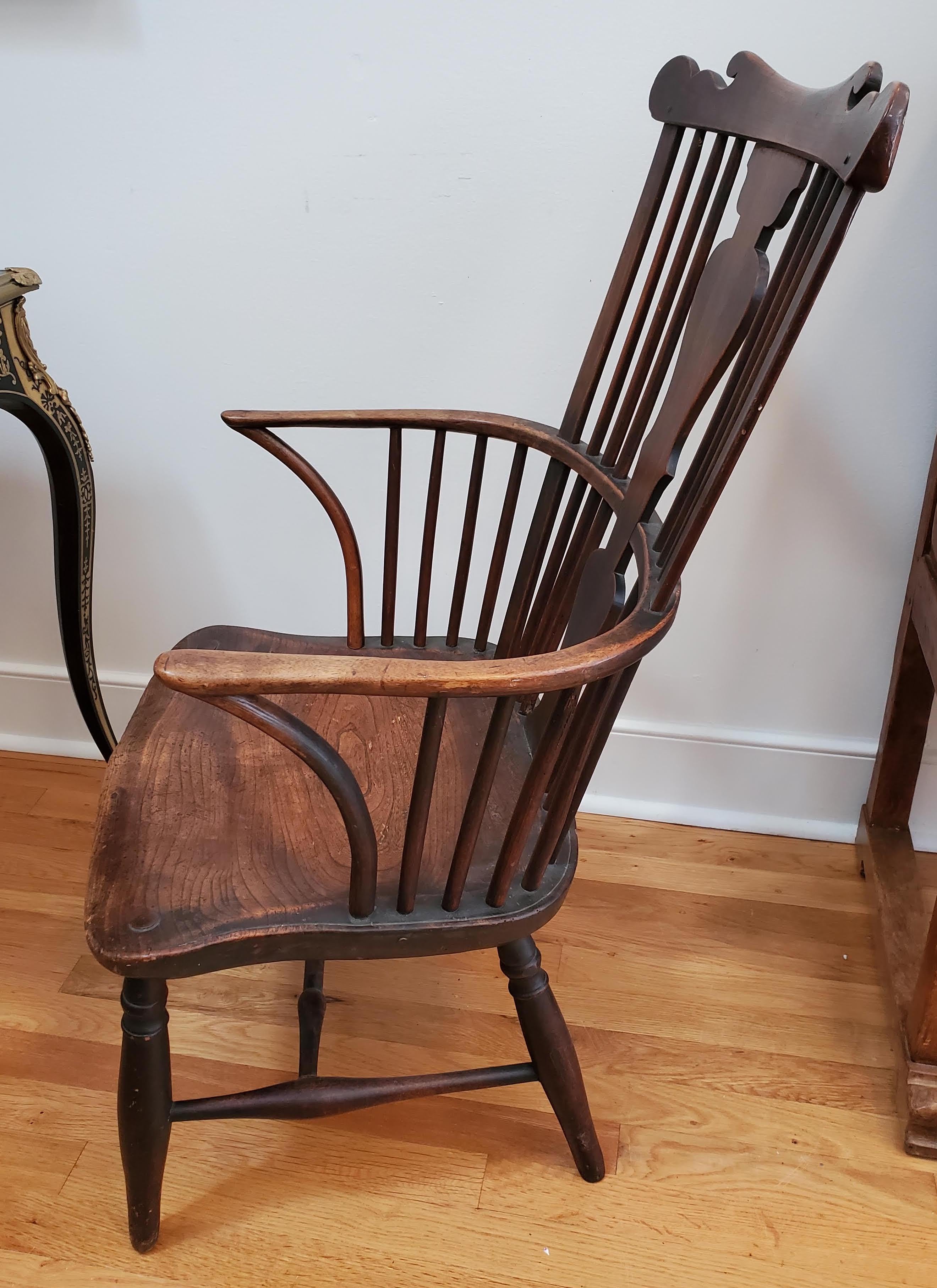 XVIIIe siècle et antérieur Petit fauteuil Windsor anglais du 18ème siècle à dossier à peigne en orme, frêne et noyer