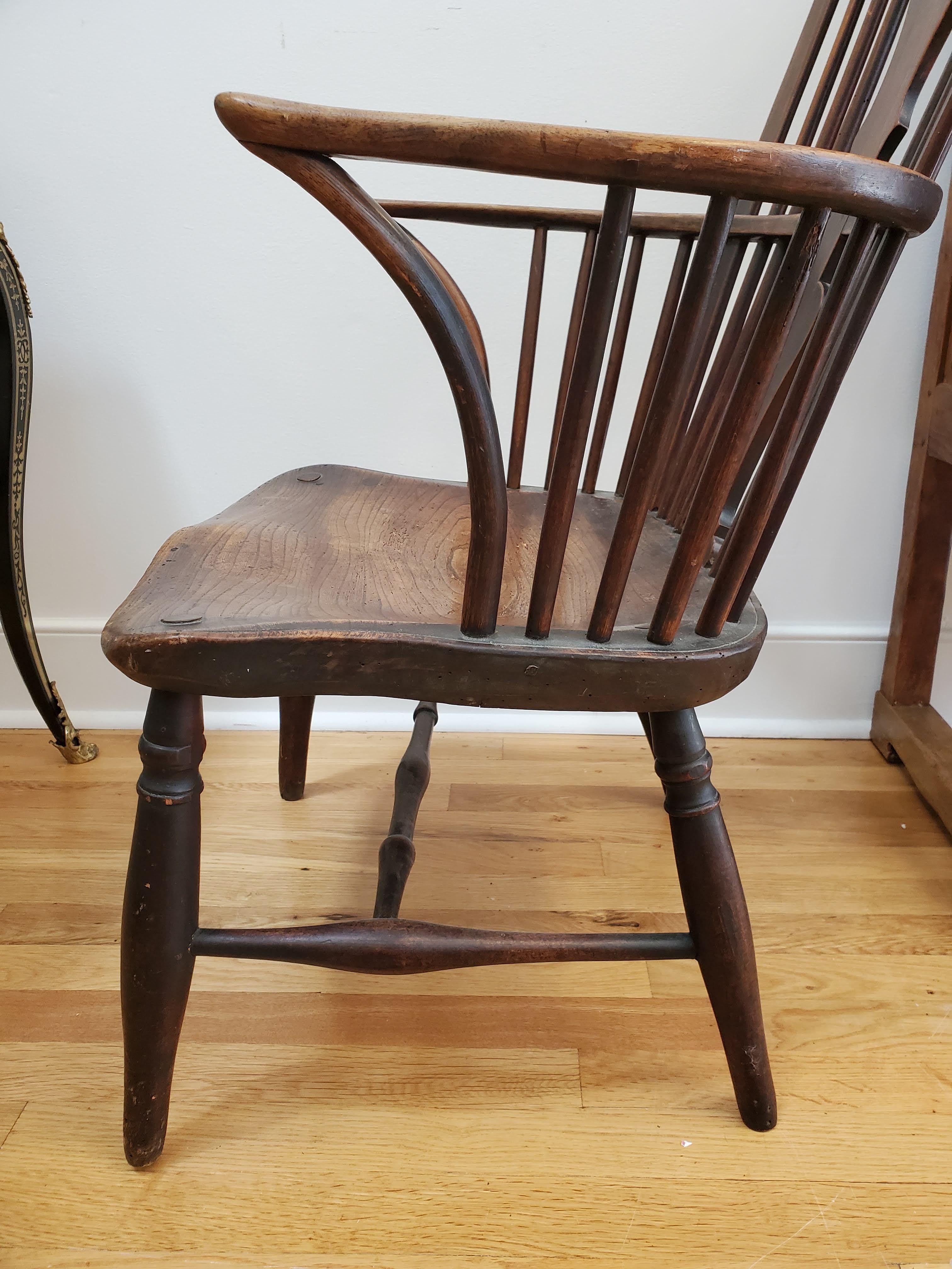 Frêne Petit fauteuil Windsor anglais du 18ème siècle à dossier à peigne en orme, frêne et noyer