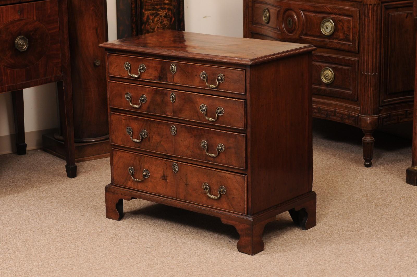 Small 18th Century English Mahogany Bachelor’s Chest with 4 Drawers and Bracket For Sale 7