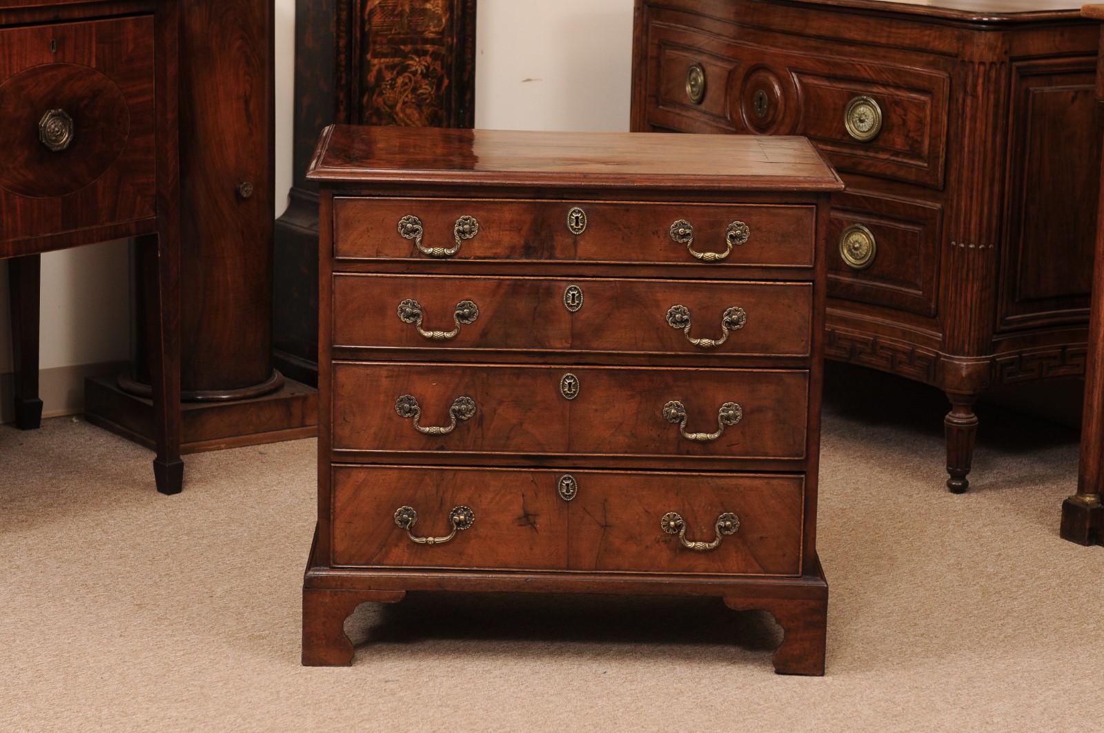 Small 18th Century English Mahogany Bachelor’s Chest with 4 Drawers and Bracket For Sale 8