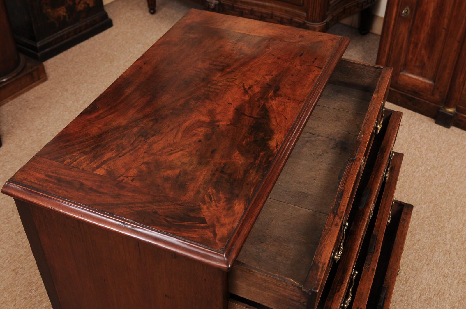 Small 18th Century English Mahogany Bachelor’s Chest with 4 Drawers and Bracket In Fair Condition For Sale In Atlanta, GA