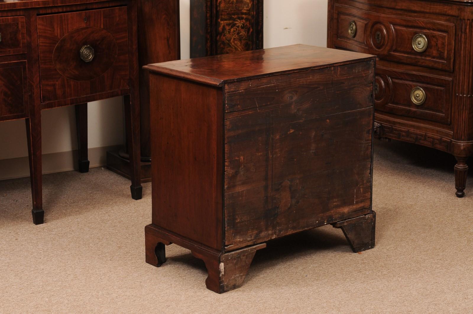 Small 18th Century English Mahogany Bachelor’s Chest with 4 Drawers and Bracket For Sale 5