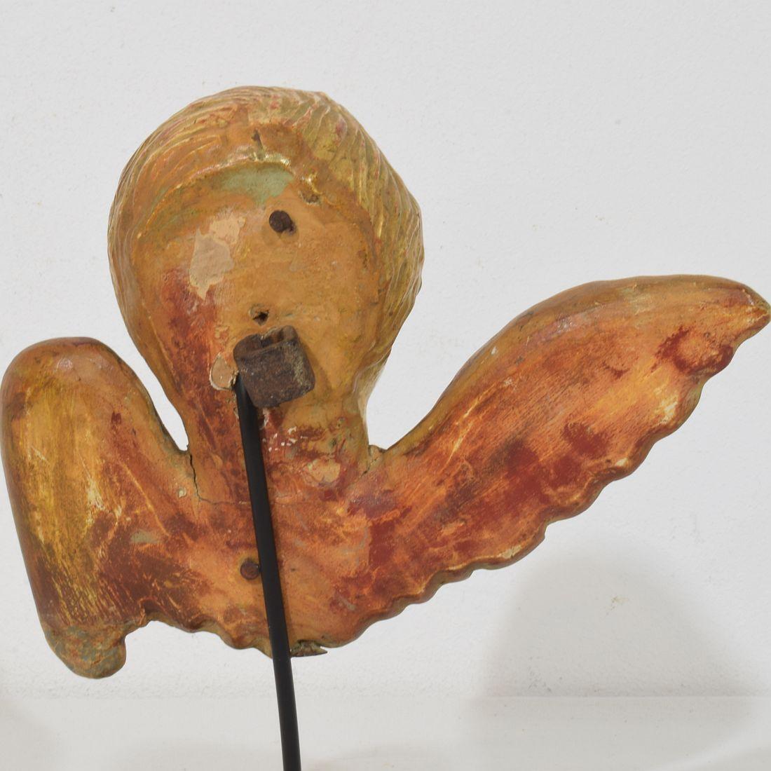 Kleiner geschnitzter Engelskopf mit Flügeln aus Giltwood im französischen Barock des 18. im Angebot 3