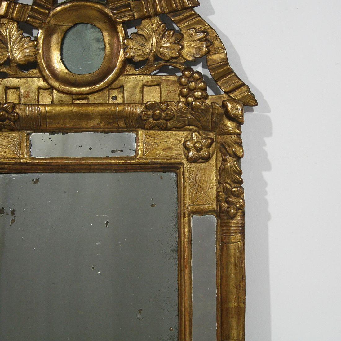 Small 18th Century French Louis XV Baroque Giltwood Mirror In Good Condition In Buisson, FR