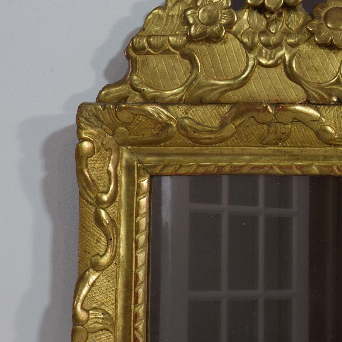Small 18th Century French Louis XV Giltwood Mirror In Good Condition In Buisson, FR