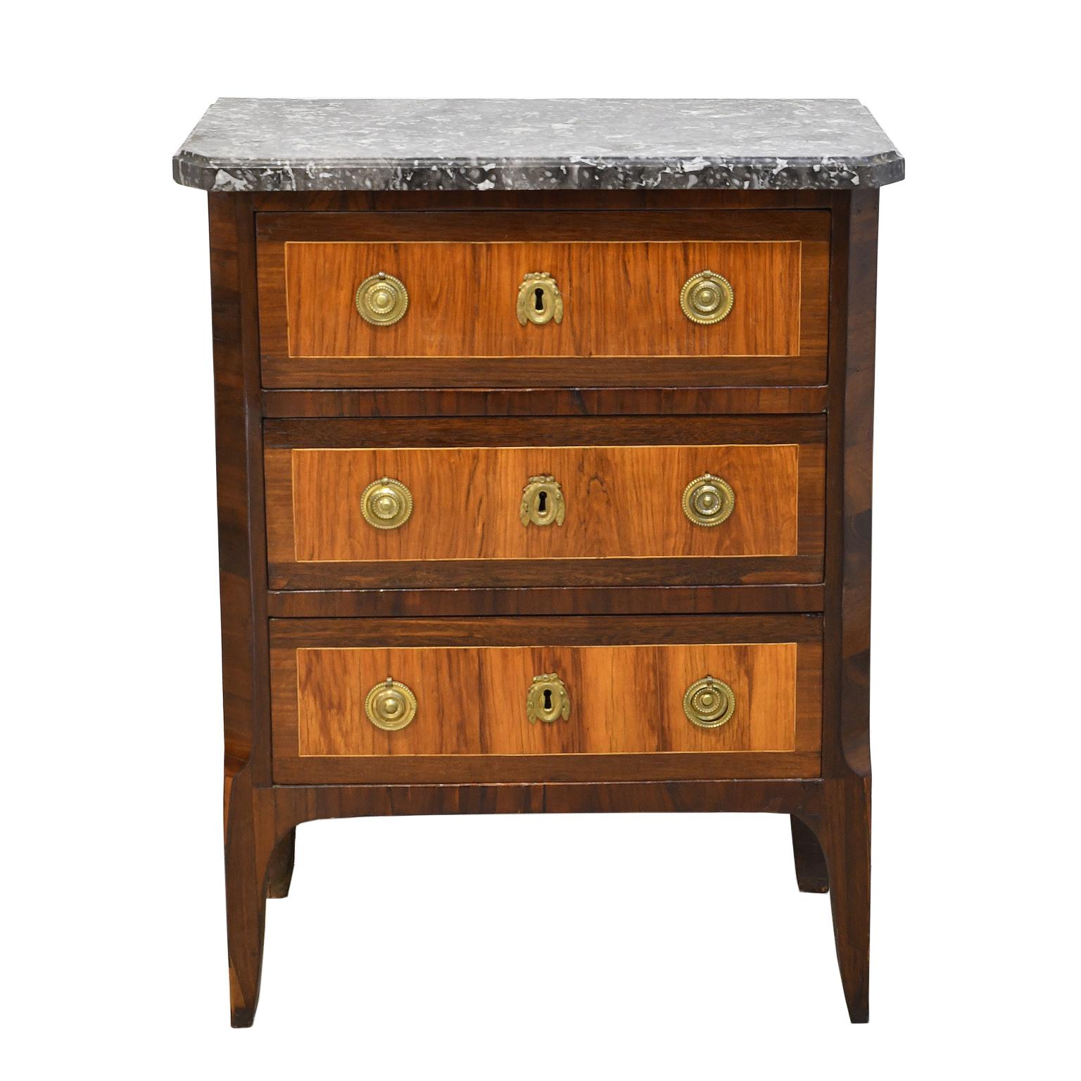 A very fine and lovely 18th century petit French commode in the Directoire style in rosewood and amaranth (purpleheart wood) with original black and white marble top. Chest rests on splayed legs and offers three drawers with original bronze d'ore