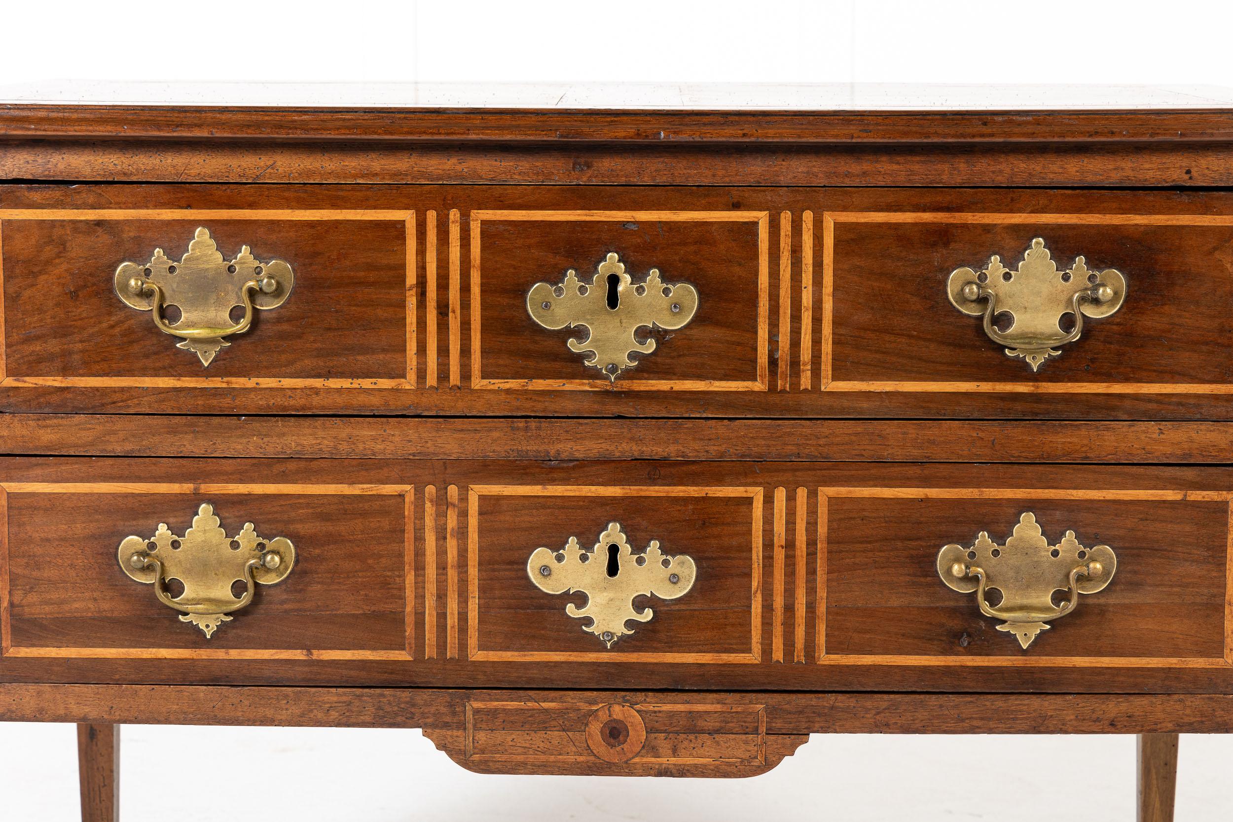Piccola commode francese Luigi XVI del XVIII secolo in legno di noce e intarsiata In condizioni ottime in vendita a Gloucestershire, GB