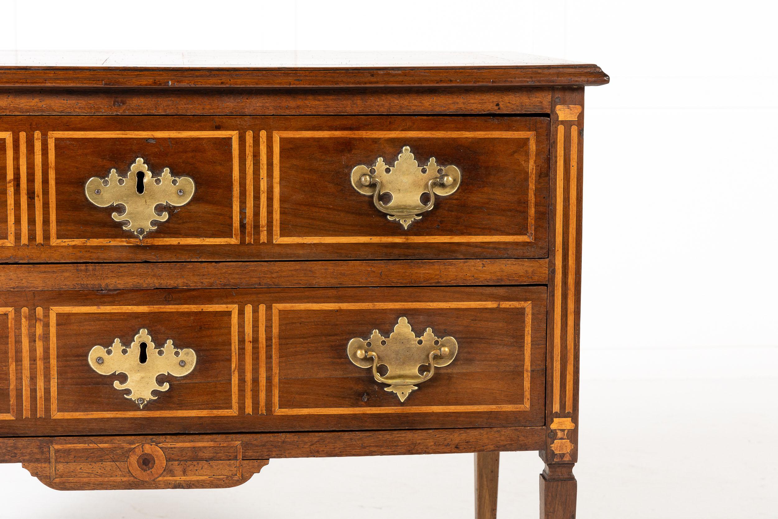 Fino al XVIII secolo Piccola commode francese Luigi XVI del XVIII secolo in legno di noce e intarsiata in vendita