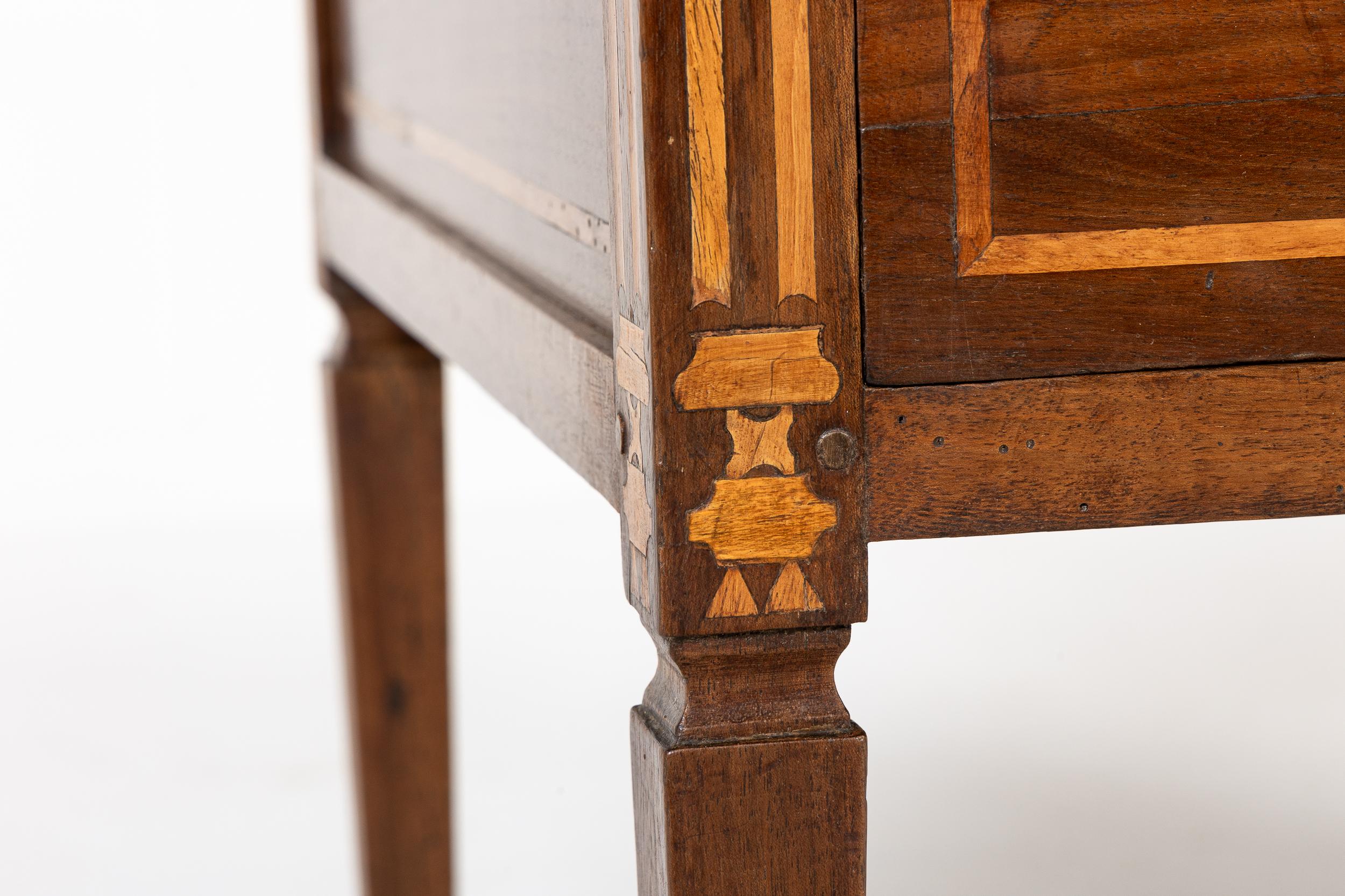Noce Piccola commode francese Luigi XVI del XVIII secolo in legno di noce e intarsiata in vendita