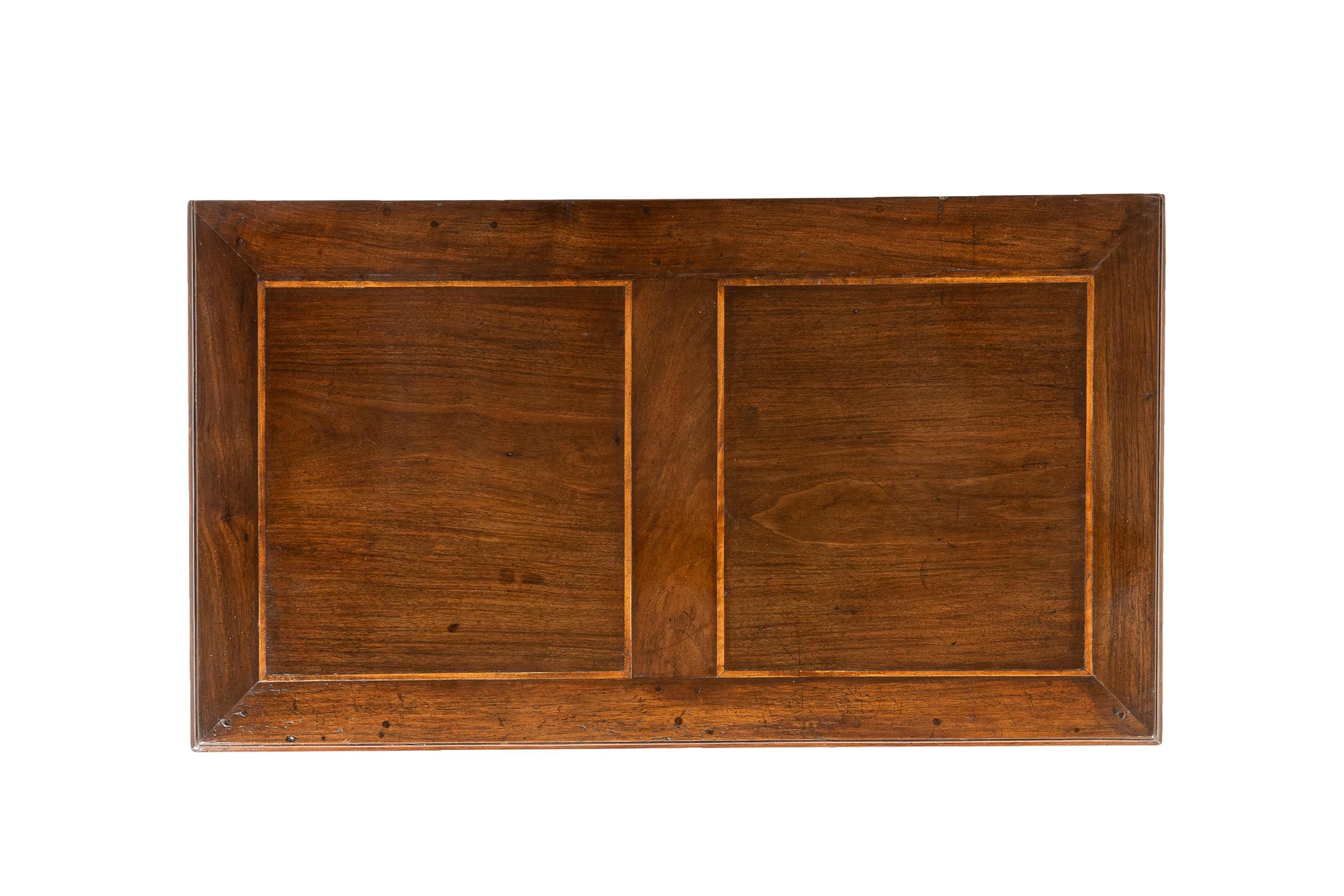 Piccola commode francese Luigi XVI del XVIII secolo in legno di noce e intarsiata in vendita 1