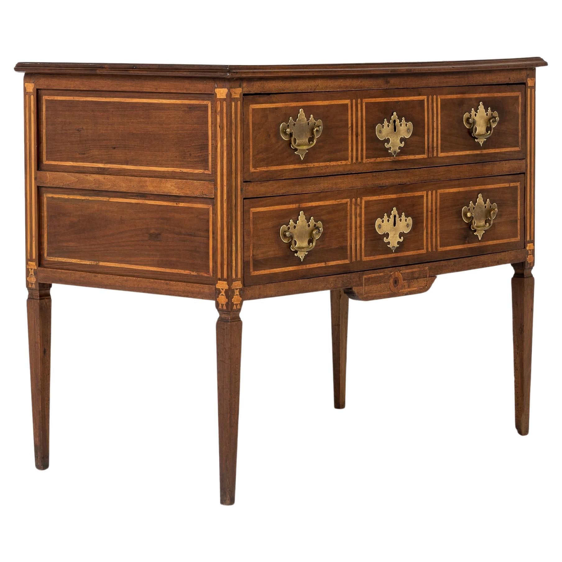 Piccola commode francese Luigi XVI del XVIII secolo in legno di noce e intarsiata in vendita