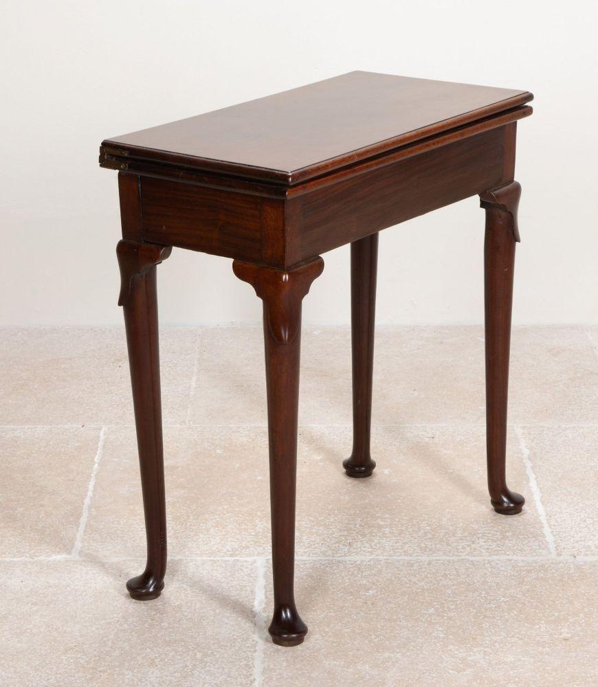 Pequeña mesa de té de caoba Jorge II del siglo XVIII en venta 1