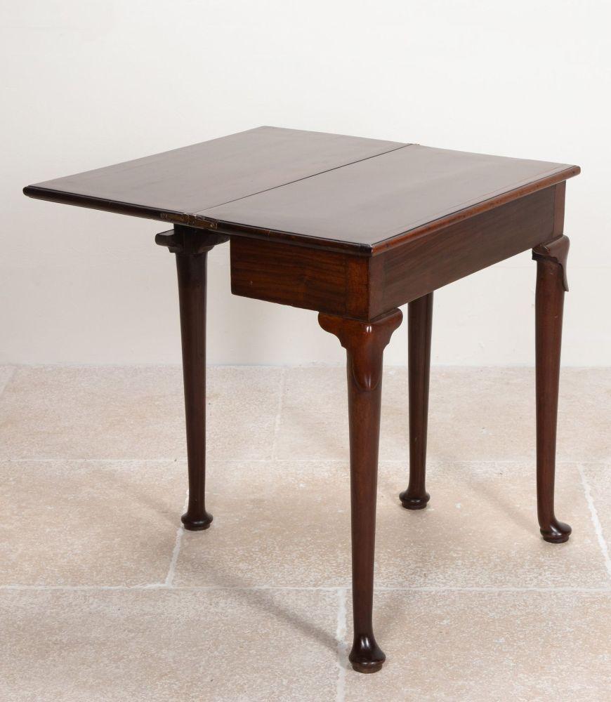 Pequeña mesa de té de caoba Jorge II del siglo XVIII en venta 2