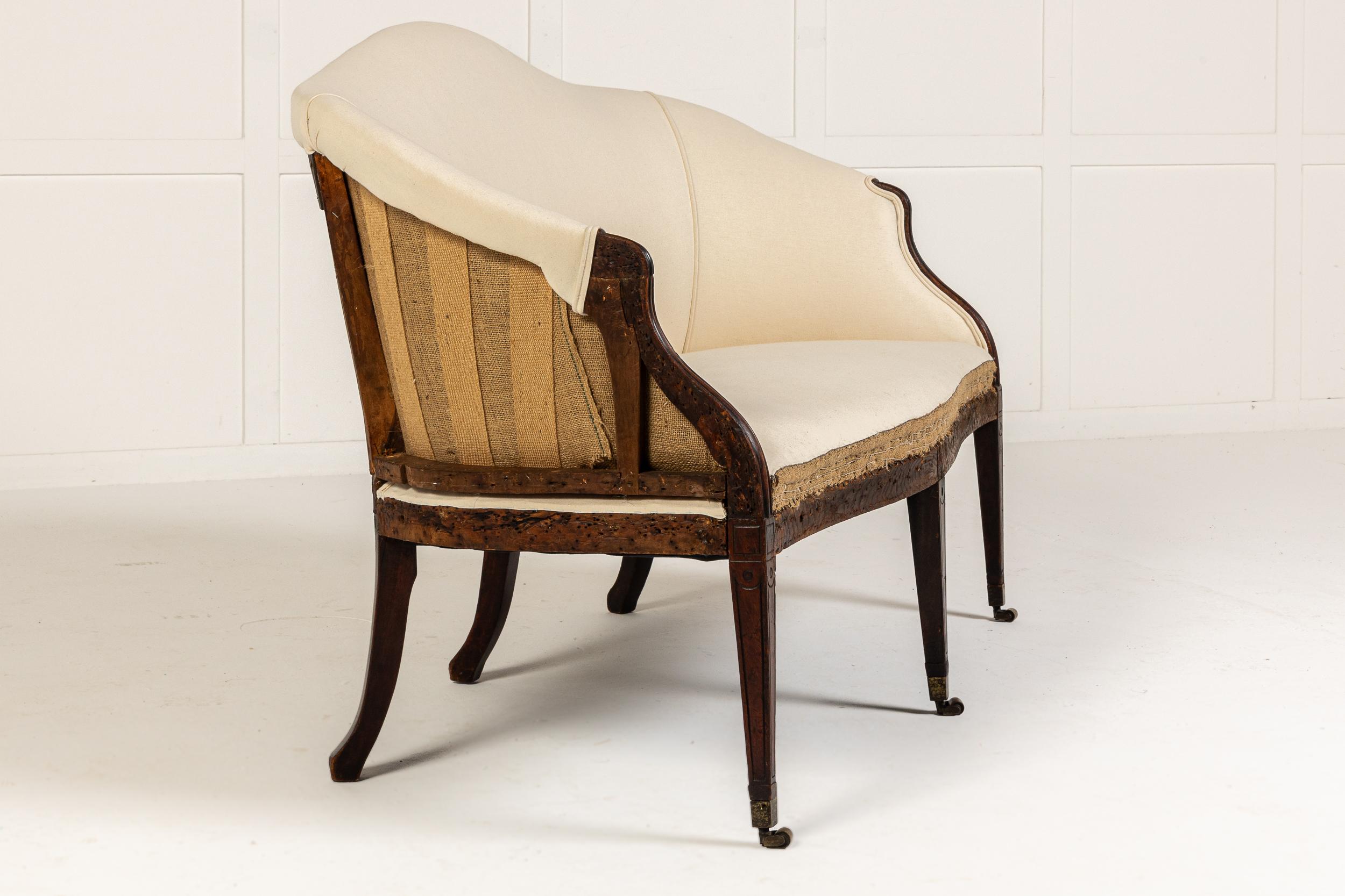 Acajou Petit canapé anglais en acajou George III du 18ème siècle en vente