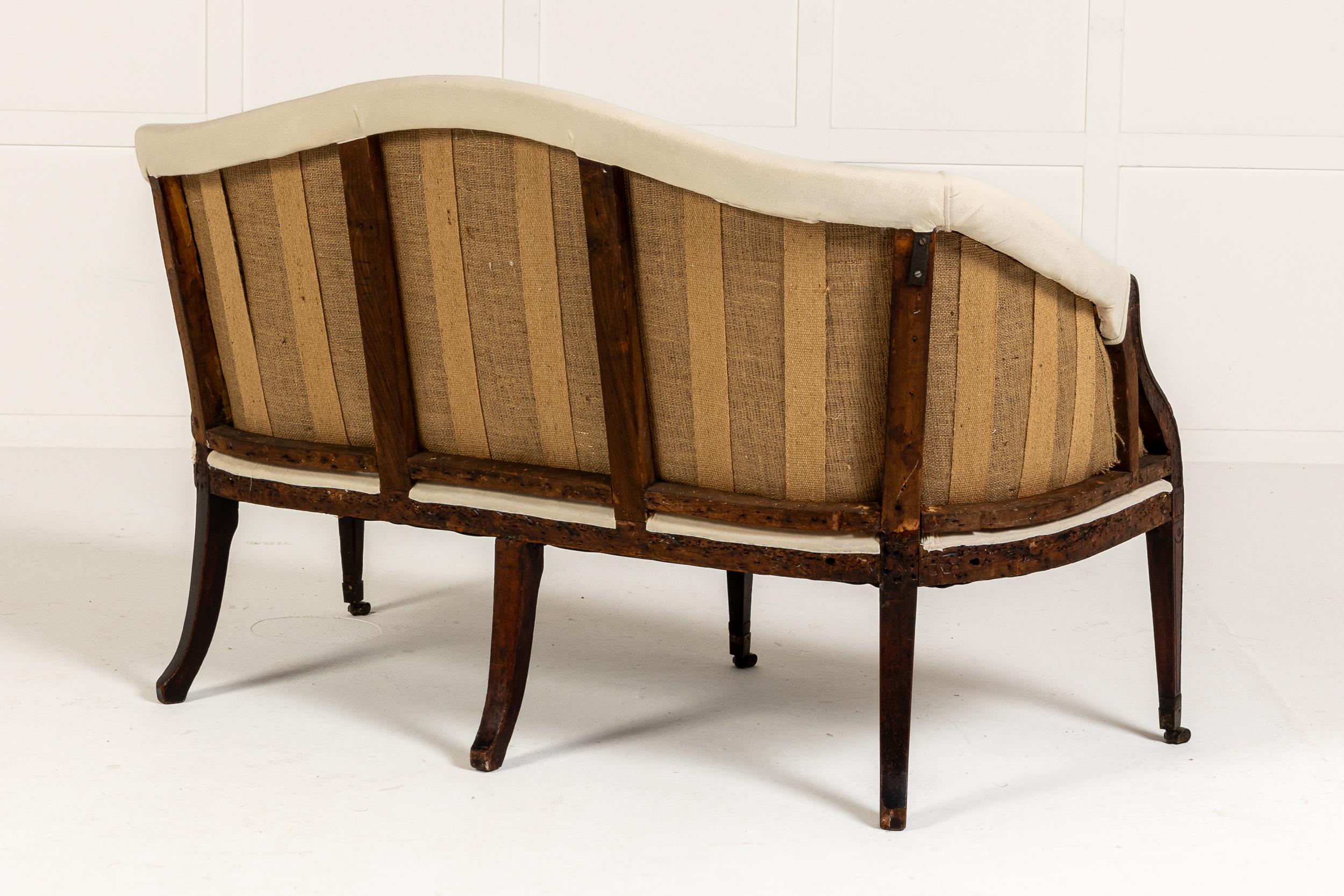Petit canapé anglais en acajou George III du 18ème siècle en vente 2