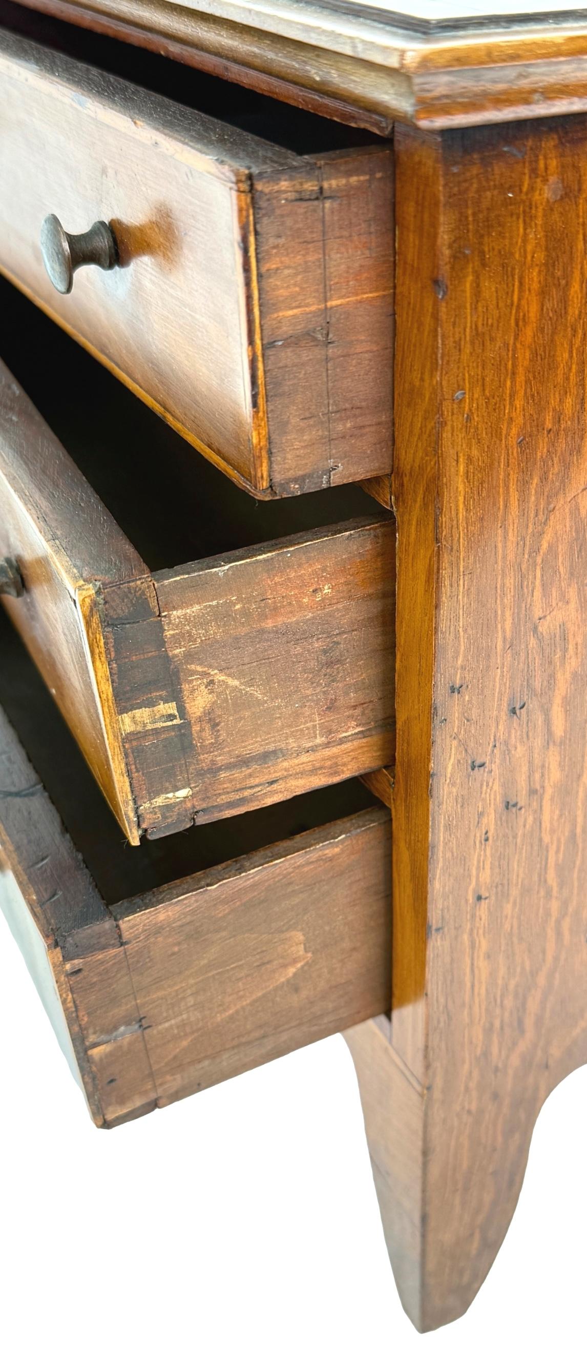 Piccolo cassettone georgiano del XVIII secolo in mogano In condizioni buone in vendita a Bedfordshire, GB