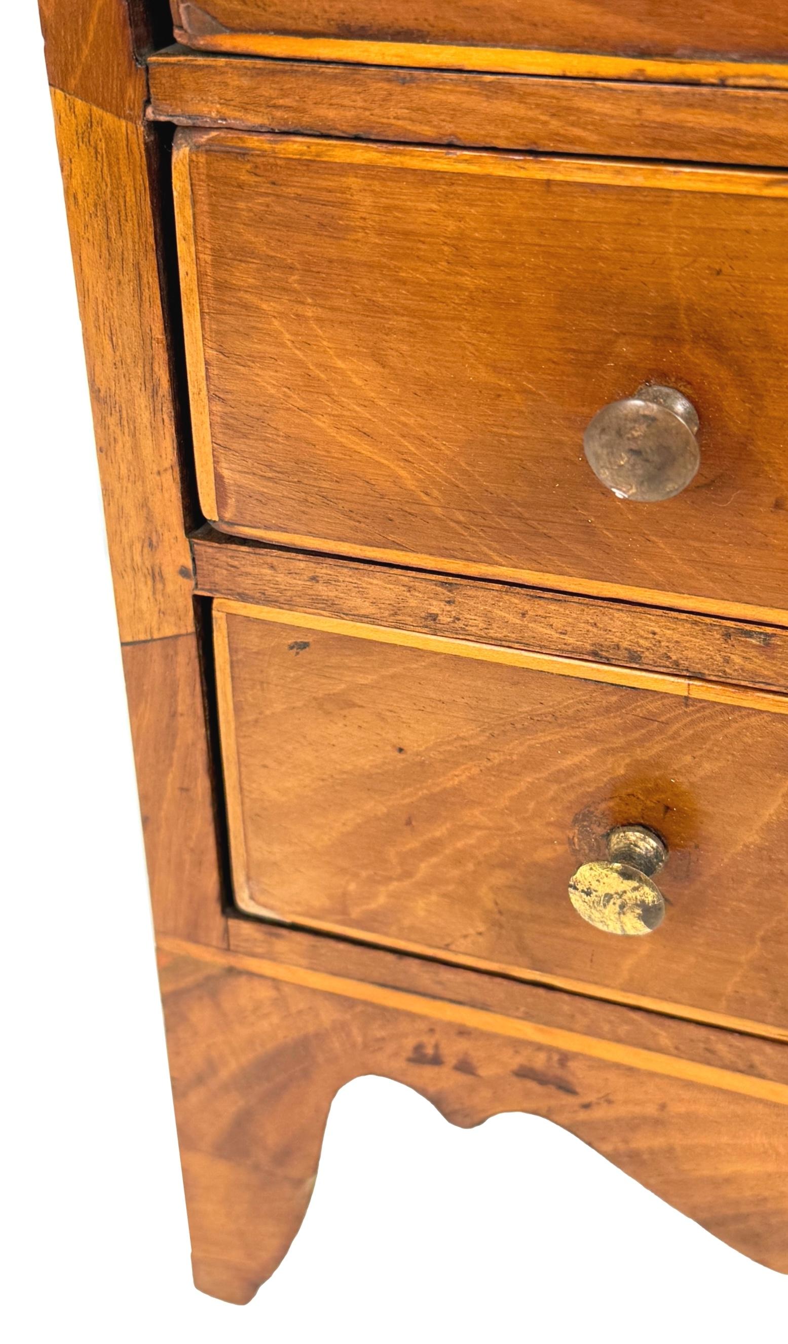 Piccolo cassettone georgiano del XVIII secolo in mogano in vendita 1