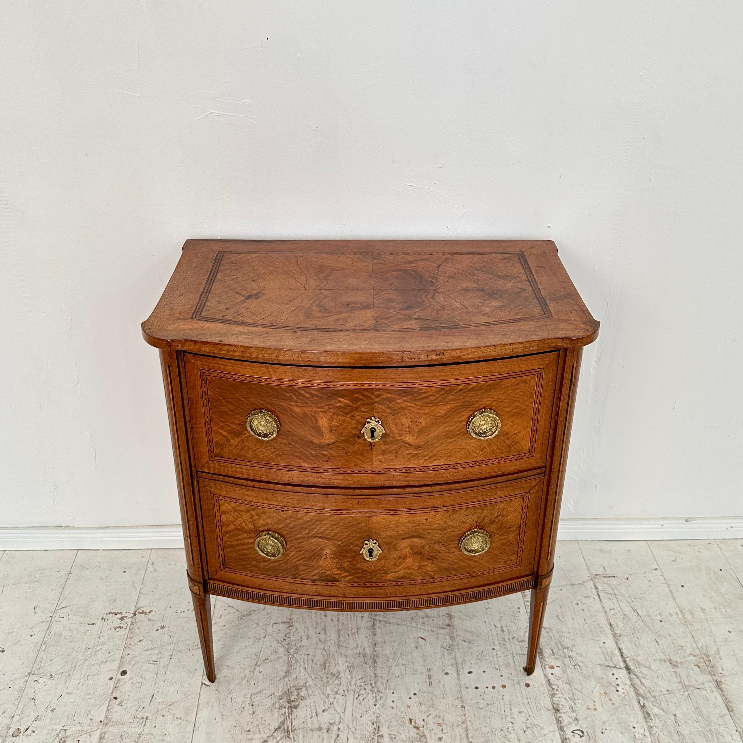 Small 18th Century German Louis Seize Commode in Walnut with 2 Drawers, 1790 In Good Condition For Sale In Berlin, DE